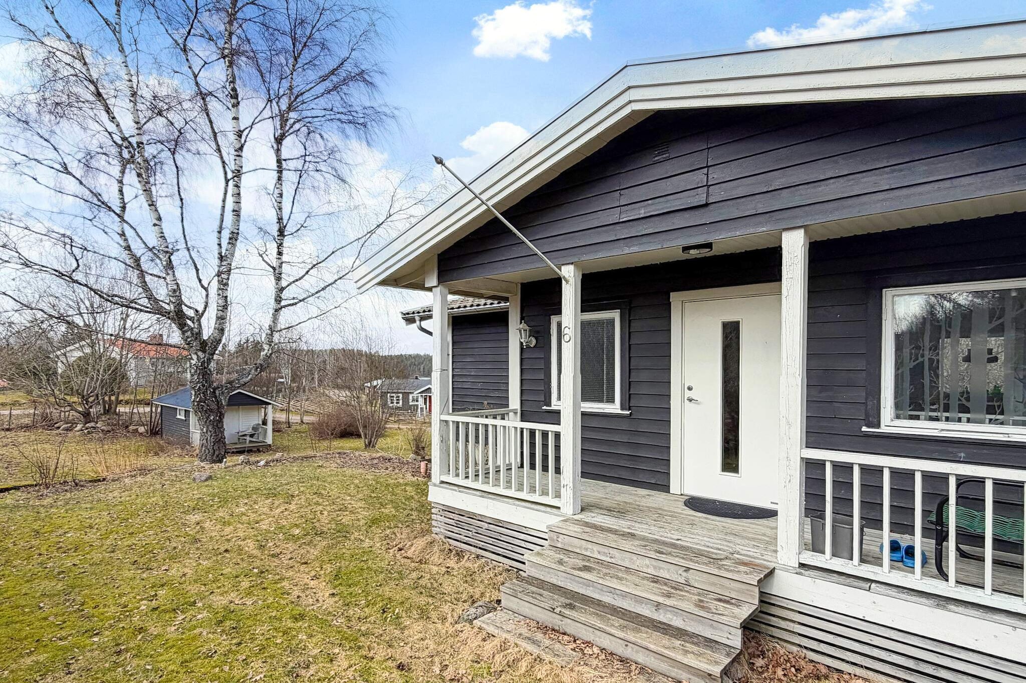 Cozy cottage in Fäxhult, an idyllic setting within comfortable walking distance of Lake Holsjön. A perfect location for relaxation, swimming, and excursions! The kitchen is well equipped with everything you might need for a pleasant stay. The house has running water from a deep drilled well; it may occasionally have a slight tint in color, but it is perfectly safe to drink. The living room, with its beautiful natural light, features large windows facing the terrace, where you can relax in the outdoor furniture and perhaps enjoy something from the grill. The cottage has a bedroom with a double bed, as well as a fresh bathroom with WC, shower, and washing machine. In the separate annex, there are two additional sleeping places in single beds. Fäxhult is a charming place where you are greeted by the calm that only nature can offer, combining seclusion with convenience. The area offers wonderful hiking trails, swimming spots, canoe rentals, and fishing opportunities. During the season, you can venture into the deep forests to search for nature’s treasures or simply enjoy a peaceful walk to clear your mind. A place you will want to return to year after year!