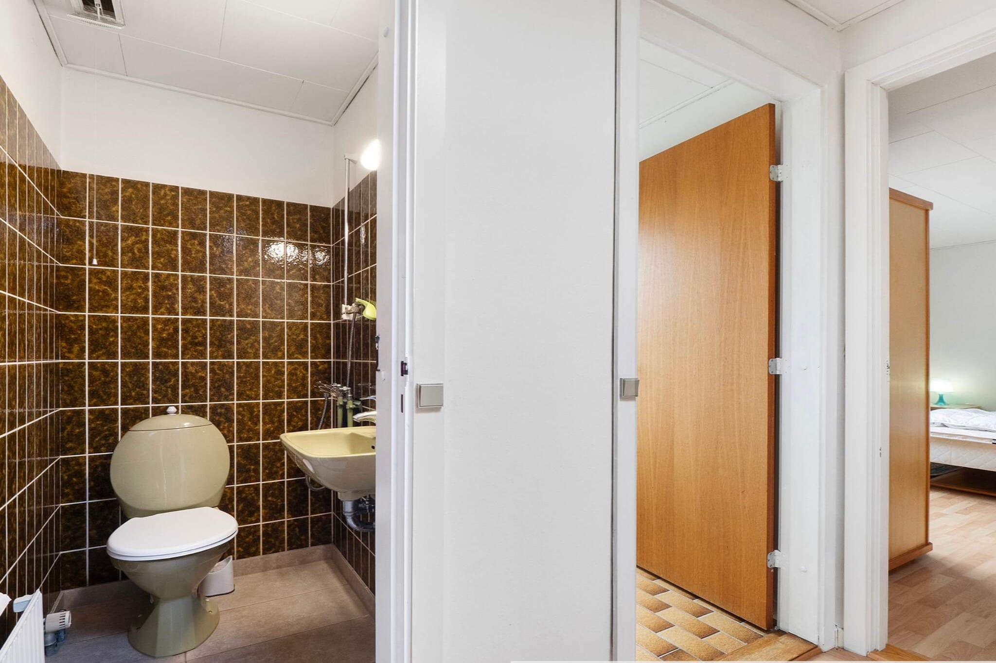 Internet Access DSL, Kitchen(cooker(2 ring stoves), coffee machine, oven, microwave, dishwasher, fridge-freezer), bedroom(double bed), bedroom(double bed), bedroom(double bed), bedroom(double bed), bedroom(double bed), bathroom(washbasin, shower, toilet), bathroom(washbasin, shower, toilet), sauna(indoor, 3 persons), heating(electric), garden furniture, garden furniture, air to air heatpump