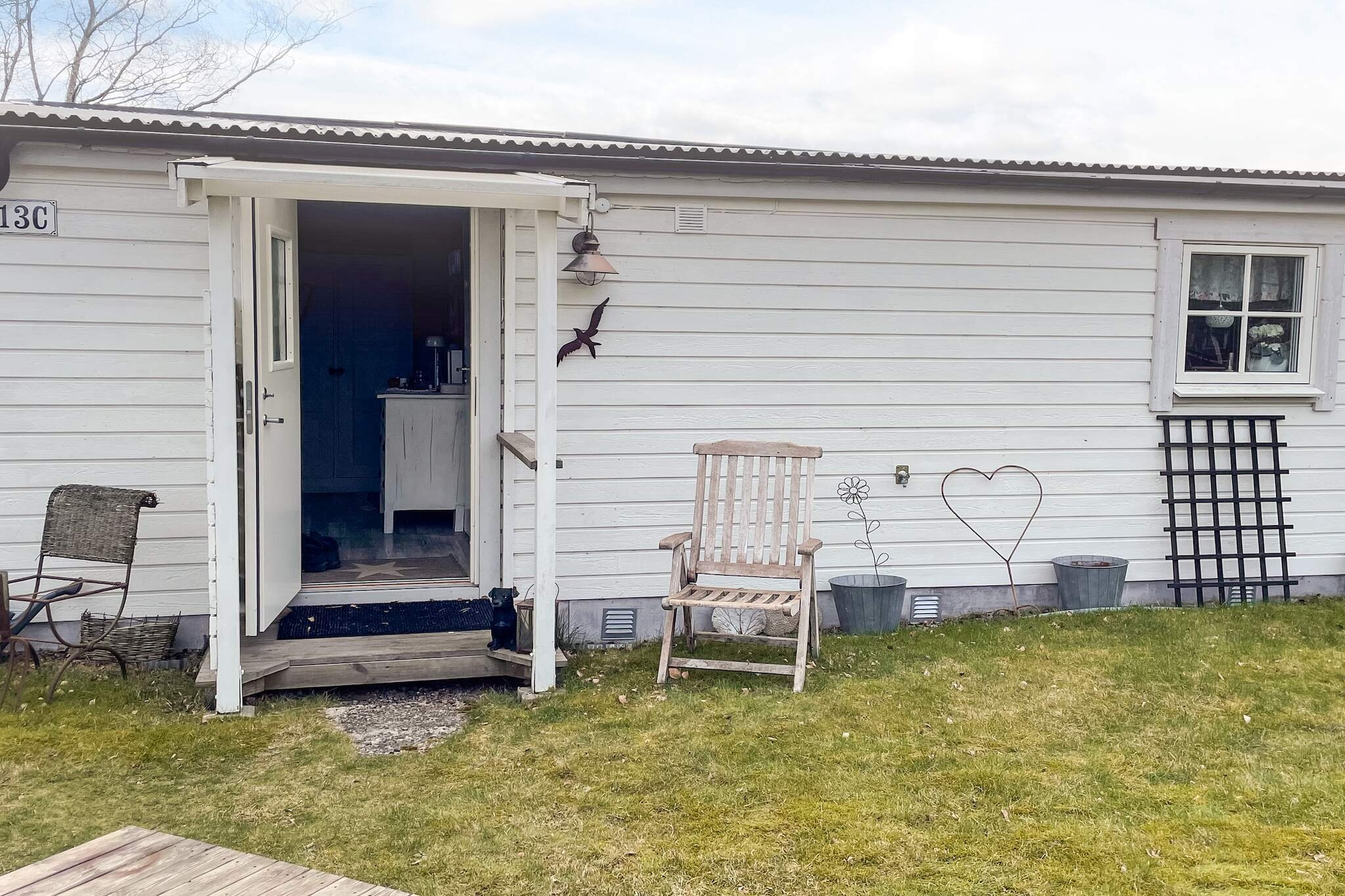 Lovely cottage with an annex in Skummeslövsstrand with walking distance to the nice sandy beach. The cottage welcomes you into the hall and further into the open kitchen and living room. There is a washing machine for a comfortable stay. In the living room there is a coffee table by the sofa and the dining area is outside on the cozy patio with a roof, with plenty of space for you to enjoy your meals at the table or just sit down in the sofa group next to it to socialize after a day filled with swimming and experiences. Bedroom with double bed and exit to the patio. Bathroom with toilet and shower. Your four-legged friends are welcome to come along, but they are not allowed to stay on the sofa and furniture. Next to the cottage is the annex with 4 more beds in a double bed and double sofa bed. Perfect for the family or group who want to vacation together and live comfortably with proximity to swimming, crab fishing, cozy walking trails and nature, while also having both popular Båstad and Halmstad within reach for nice excursions.