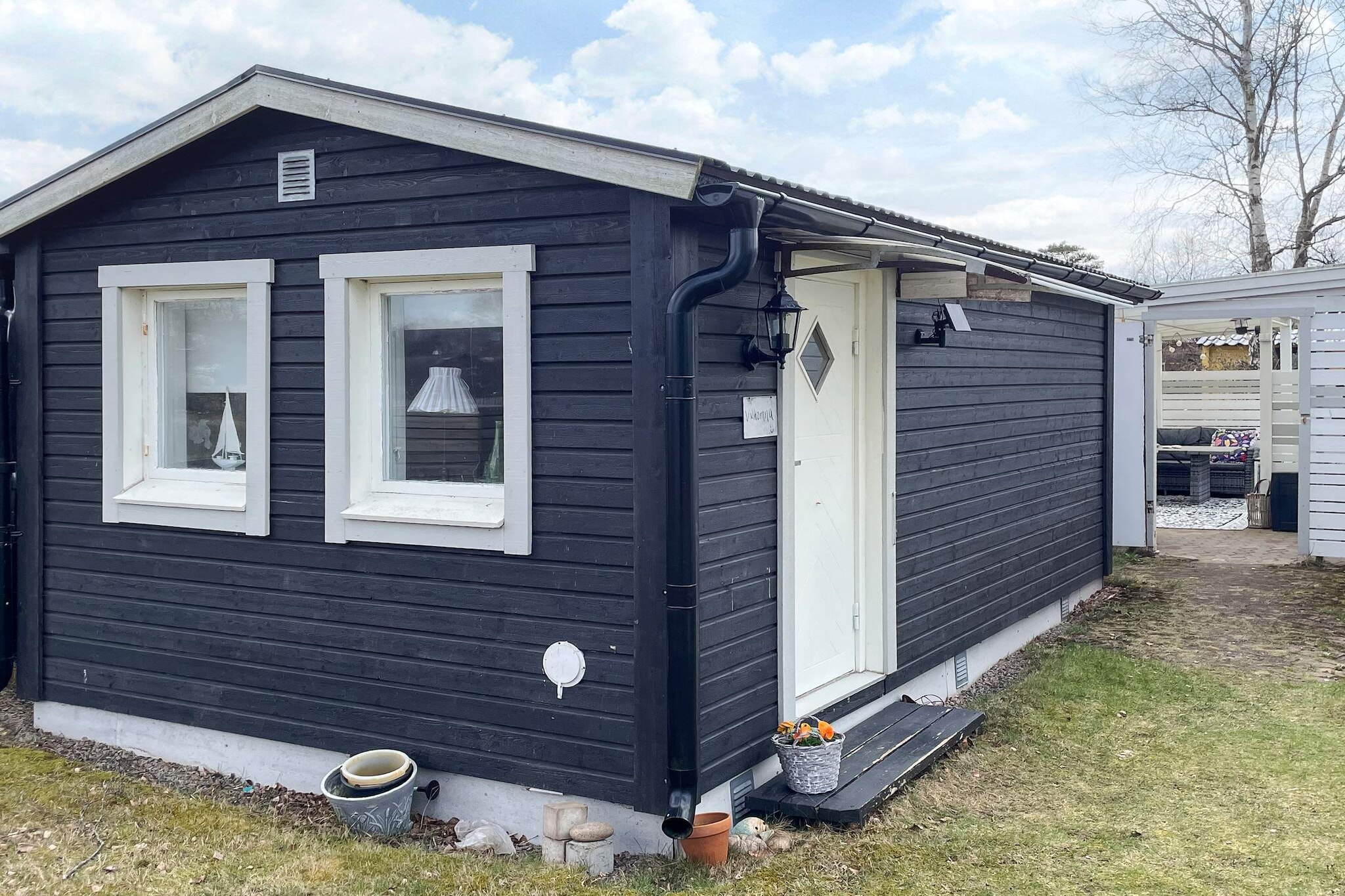 Annex: (double bed, double folding bed)\n\nInternet Access DSL, Kitchen(cooker(electric), coffee machine, microwave, fridge-freezer), Living/bed room, bedroom(double bed), bathroom(washbasin, shower, toilet), heating(electric), garden, garden furniture, parking, air to air heatpump