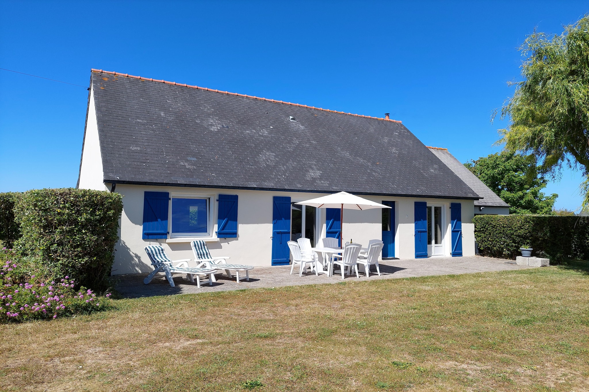 Ebenerdiges Ferienhaus in Strandnähe Santec - Buitenkant zomer