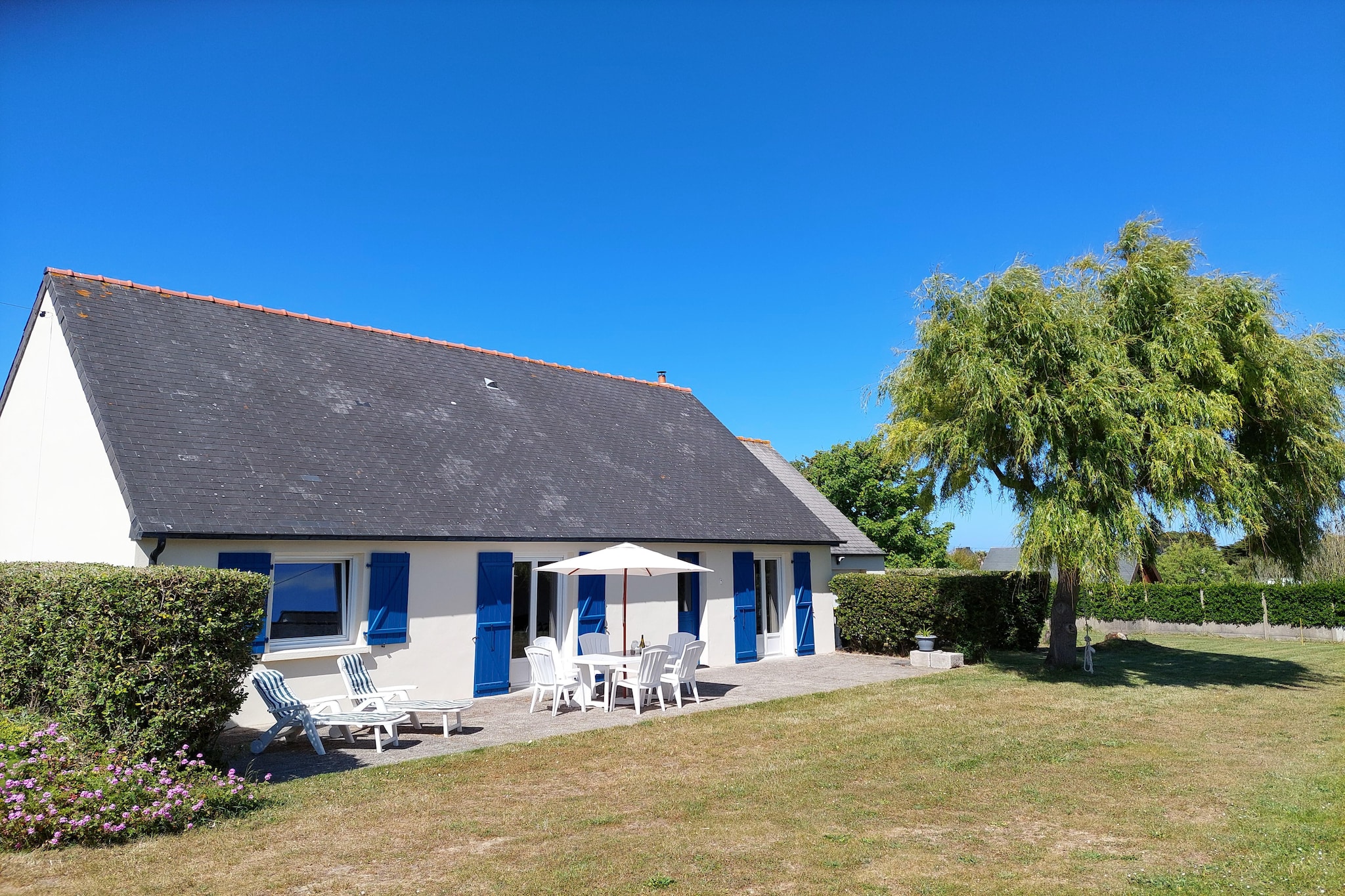 Ebenerdiges Ferienhaus in Strandnähe Santec - Buitenkant zomer
