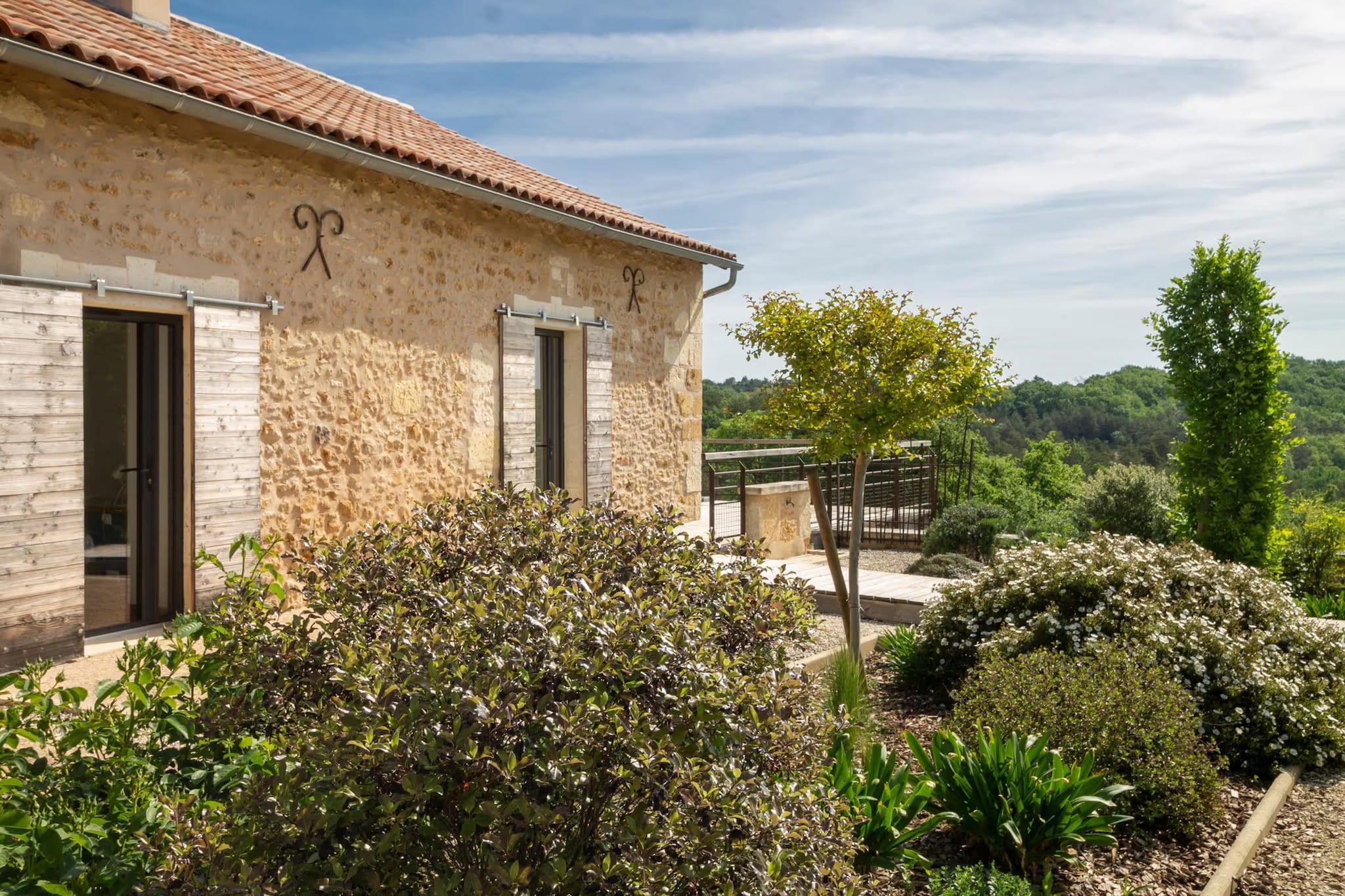 Gite LA FOURMANCE - Buitenkant zomer