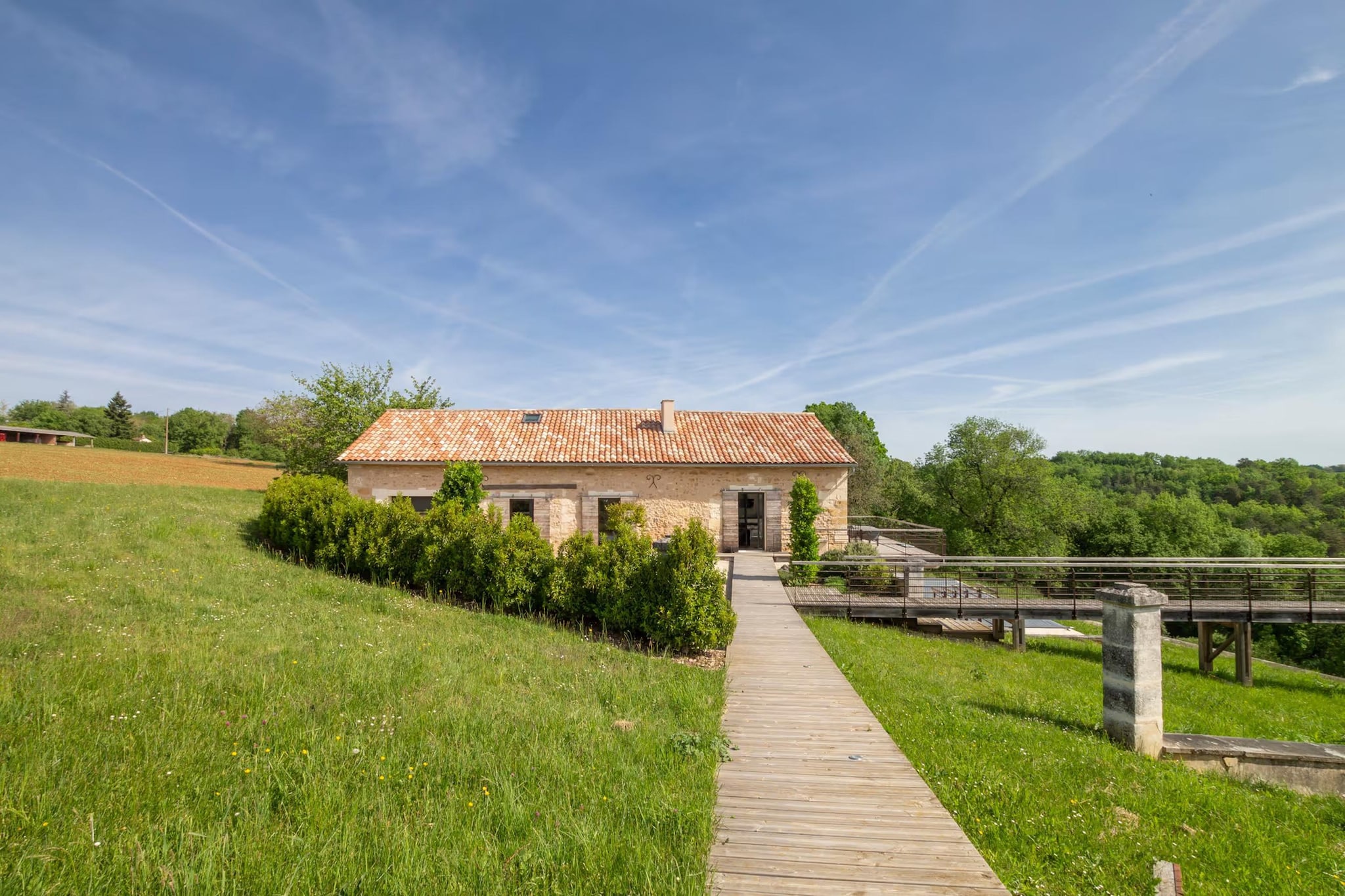 Gite LA FOURMANCE - Buitenkant zomer