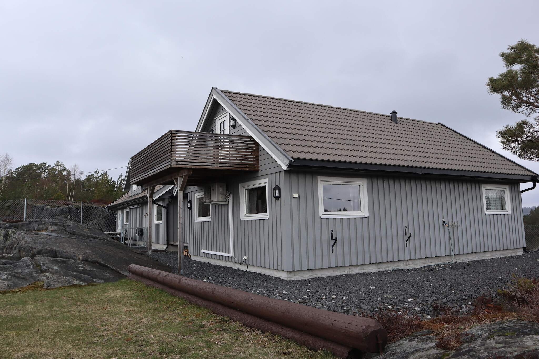 Living room(double folding bed), Kitchen(15 m2)(cooker(electric), hood, coffee machine(filter), waffle iron, dishwasher, fridge, tumble dryer, washing machine), Living/bed room(30 m2)(TV, DVD player, Blu-ray player), bedroom(double bed), bedroom(2x single bed), bedroom(single bed), bathroom(floor heating)(bathtub or shower, washbasin, toilet), heating(electric), terrace(8 m2), garden furniture, BBQ, parking, air to air heatpump, outdoor fireplace