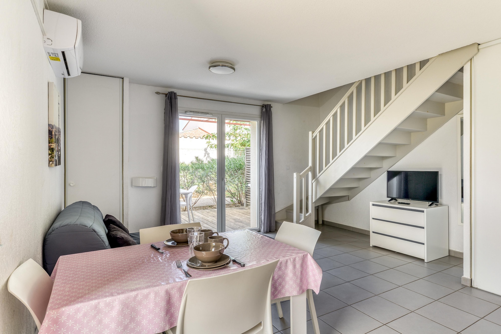 Les Demeures de la Massane Maison 2 piÃ¨ces avec coin nuit 6 personnes - Eetkamer