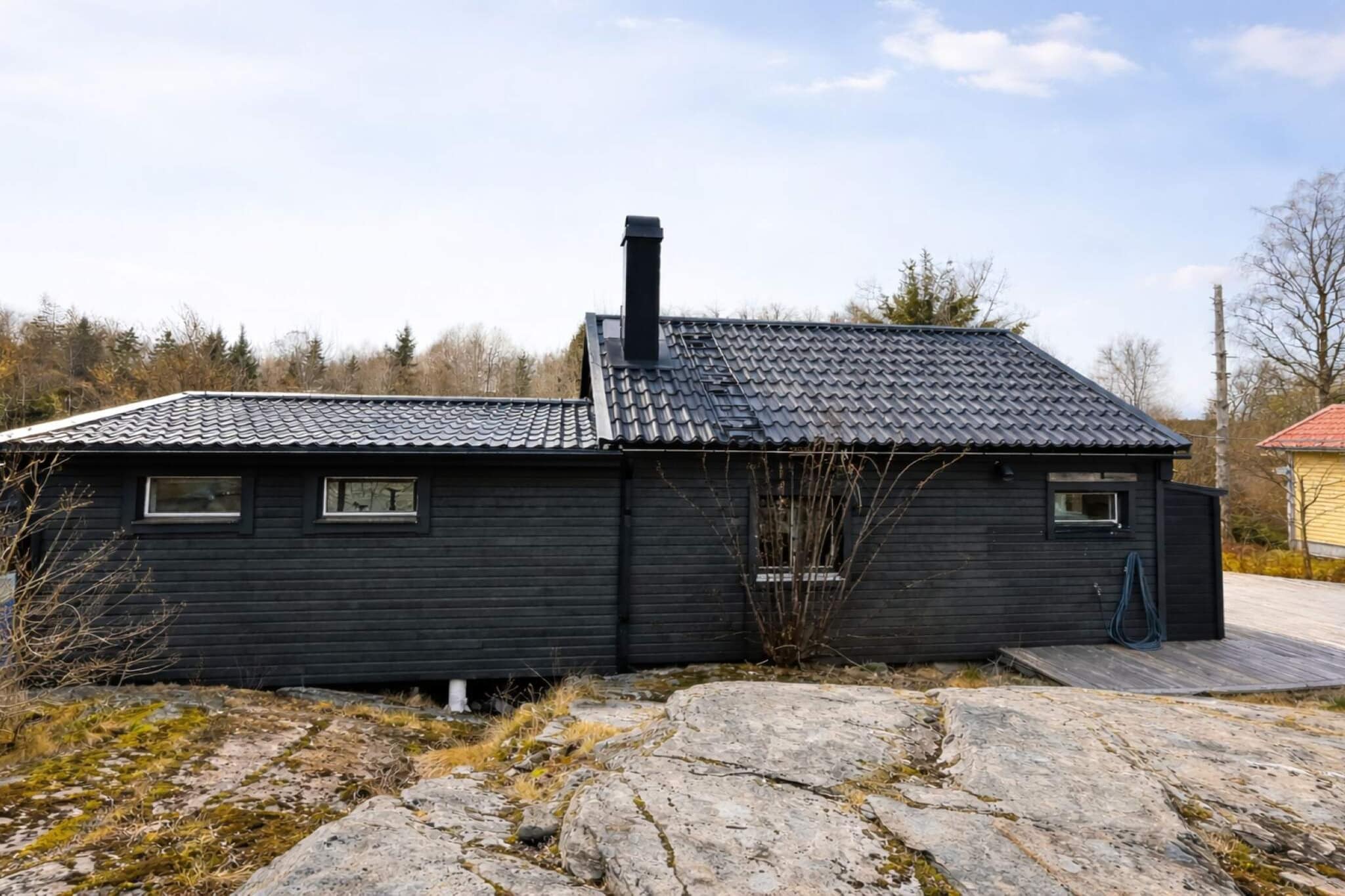 Welcome to beautiful Trollhättan, a stone's throw from the lake With Öresjö only a couple of hundred meters from this house, you have front row access to everything nature has to offer. During the seasons, the forest offers plenty of mushrooms and berries. The house has a large, lovely terrace with a barbecue and outdoor furniture - perfect for summer evenings. At the back there is a hilly garden with both mountains and lawn. Inside the entrance, a living room with two single beds awaits, which can be furnished according to what suits the group best. The two sofas are sofa beds if you need additional sleeping places. Further into the house there are armchairs by the cozy stove, a dining table and a bunk bed that can be folded up against the wall when not in use. A staircase leads up to the loft, which has two solid mattresses. The kitchen has an oven, stove, microwave and refrigerator. There is an exit to the balcony from the kitchen and next to it is a small annex with a small freezer and a washing machine with dryer function. Spacious bathroom with shower, washbasin and toilet. The generous ceiling height gives the house a charming and airy feel. The area at Öresjö attracts all year round. In the summer, the lake offers several swimming bays and one of the large ones closest to the house is the popular Munkeboviken which suits most people. A municipal swimming area with lawn, beach, jetty and toilet. Walk the nice boardwalk through the forest along the water and you will come to the next large swimming area with a playground, large slide and kiosk and dog swimming area. In spring and autumn, the outdoor recreation area at Öresjö is a popular area for hiking and exercise. There are several marked trails and paths for both walking and running. Winter by the lake is magical and when the weather permits, both ice skating and skiing are possible out on the ice. Trollhättan's artificial snow track is located at the ski lodge in Strömslund (8km) and offers a floodlit cross-country skiing loop on cold winter days. Trollhättan has a lot to offer! See the mighty locks in Trollhättan's lock area or play and experiment at the Innovatum Science Center. Visit Trollhättan's unique themed playgrounds that are located around the city. How about, for example, "Macken", "Skrotnisses" or the "Tivoli" playground in Stadsparken? For those interested in cars, the Saab Car Museum is a must and for those who want to relax, there are plenty of hiking trails by the water. Trollhättan is a city filled with experiences that suit everyone in the family. A good starting point if you want to discover more of the surrounding area. The west coast with Orust, Tjörn, Ljungskile is within easy reach. And only just over 30 minutes by train to the cultural and entertainment city of Gothenburg with Liseberg, Universeum, shopping and entertainment. Uddevalla with Torp shopping center and nice seaside resorts can be reached in about 30 minutes. The Halle-Hunneberg nature reserve (30 minutes) with wildlife, hiking and activities for all ages. Welcome to a cozy and eventful holiday