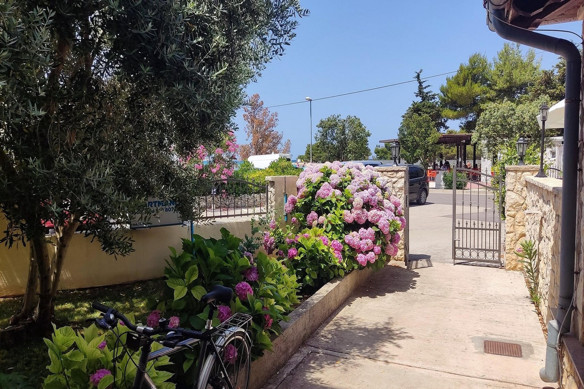 Beachfront apartment Mareo 6 - Jardins en été