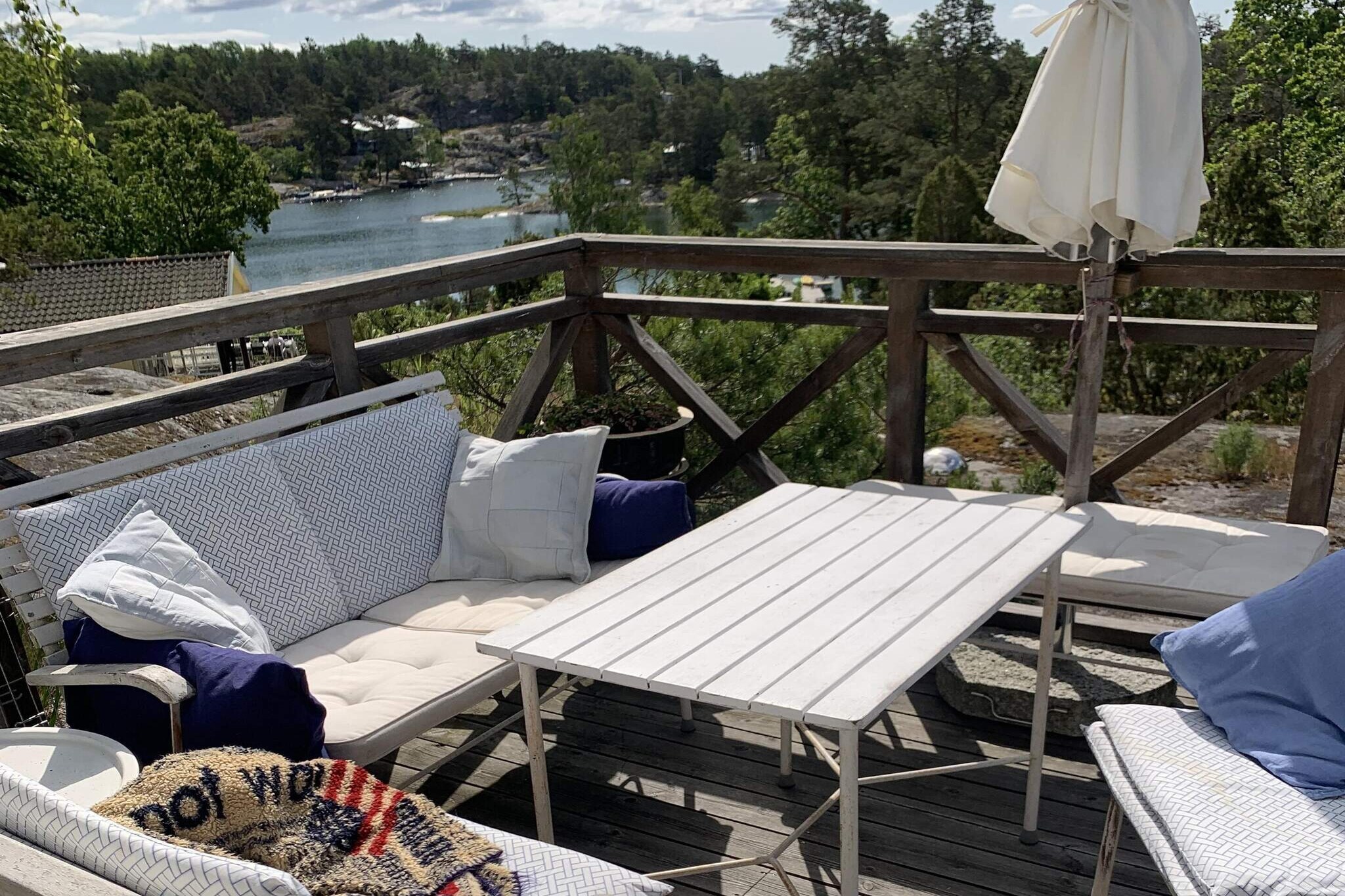 Living room(double bed), Kitchen(cooker(electric), coffee machine, microwave, dishwasher, fridge-freezer), Living/bed room(TV), bedroom(double bed), bedroom(single bed), bedroom(single bed), bathroom(washbasin, shower, toilet, washing machine), heating(electric), terrace, garden furniture, air to air heatpump