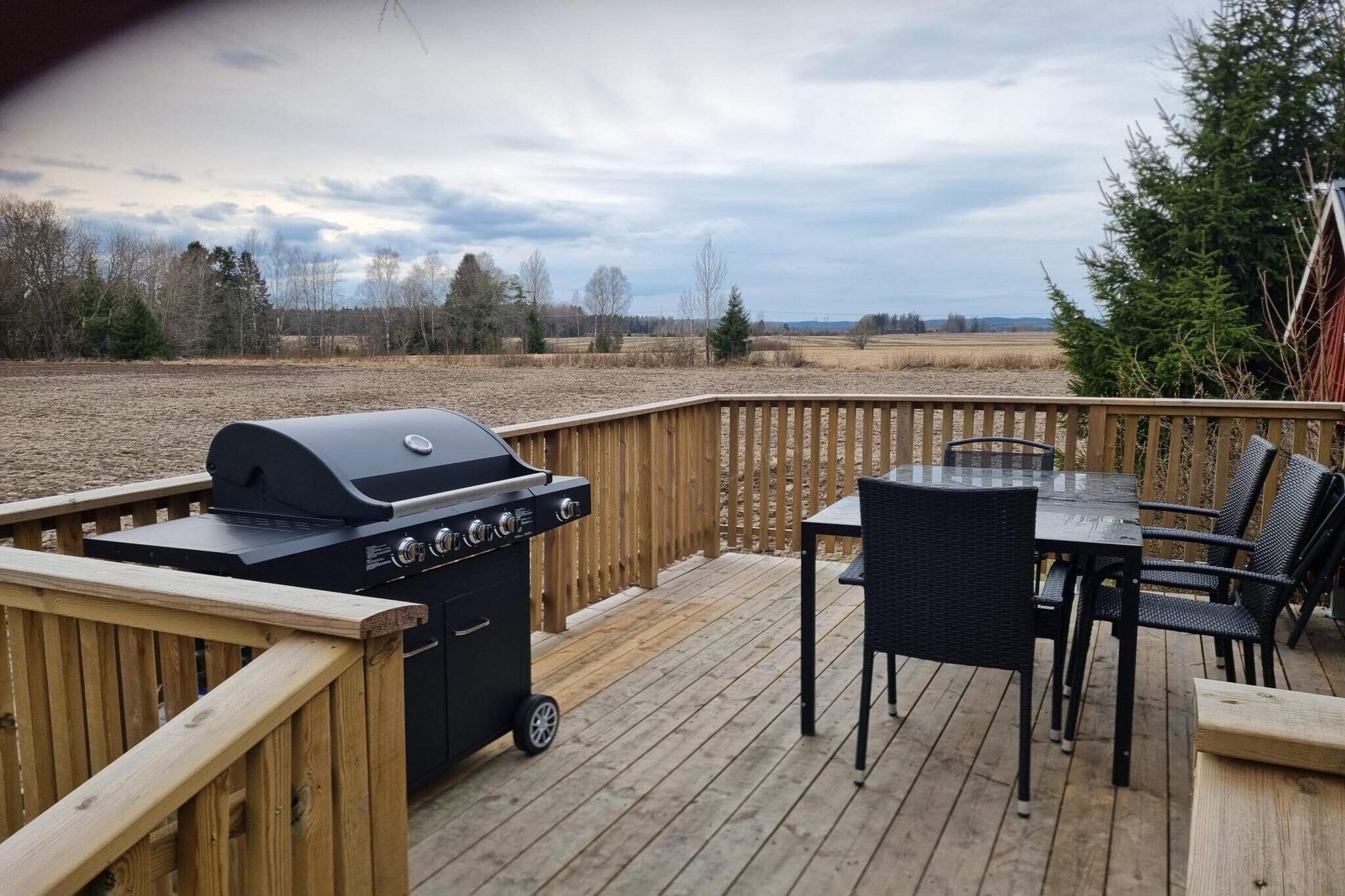 Nice house with a rural location and scenic surroundings outside Brålanda. Ideal for a relaxing holiday with a good location to discover this beautiful part of the country. Spacious kitchen with amenities such as dishwasher and separate laundry room with washing machine. Lovely light and the entire lower floor was renovated in 2025. On the lower floor there is also one bedroom with a comfortable double bed. Bathroom with toilet and shower. Up the stairs you have the upper floor with a cozy living area and smart TV. Here you also have the second bedroom with two single beds. Outside you have a nice terrace with gas grill and outdoor furniture where you can sit down with a beautiful view of the surrounding fields. It is shared with the owner, who lives in the house next door, but there are trees in between and the backs of the houses face each other. If you want to take a dip in the lake, there is a swimming area about 8 km away, why not bring your picnic and spend part of the day there. If you want to discover nature in the area, there is, for example, Ecopark Halle-Hunneberg about 30 km away, a popular nature area perfect for hiking and cycling. Here you can also see the king of the forest in the wild if you are lucky. Within easy reach you can also go to Vänersborg on the shores of Lake Vänern with its cozy atmosphere and many experiences within reach. Warm welcome!