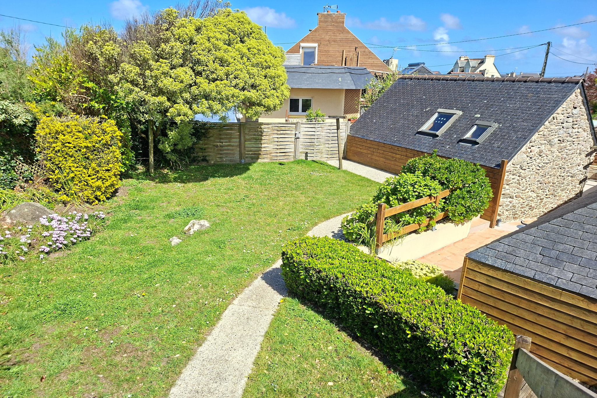 Bretonisches Steinhaus Landéda - Gardens in summer