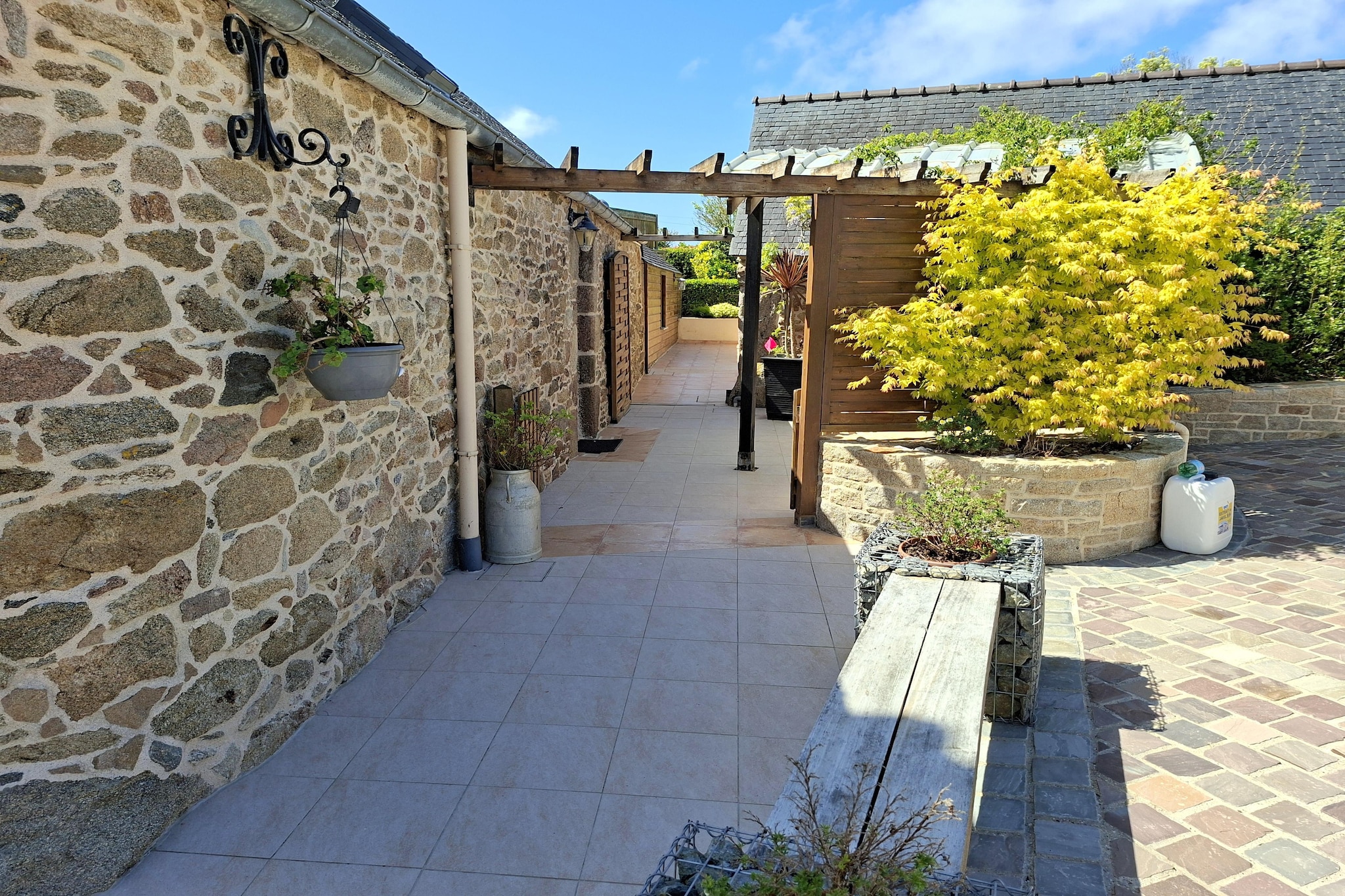 Bretonisches Steinhaus Landéda - Exterior in summer