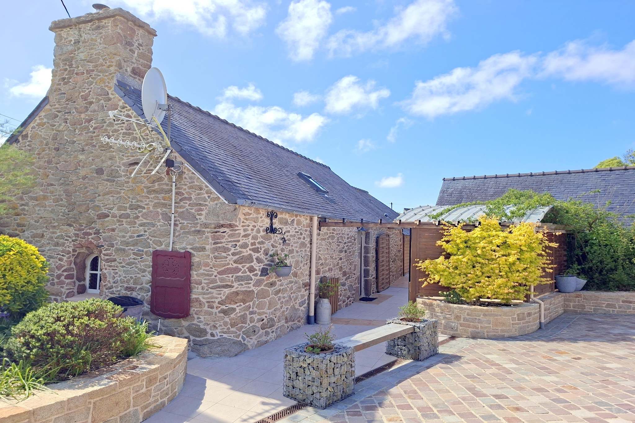 Bretonisches Steinhaus Landéda - Exterior in summer