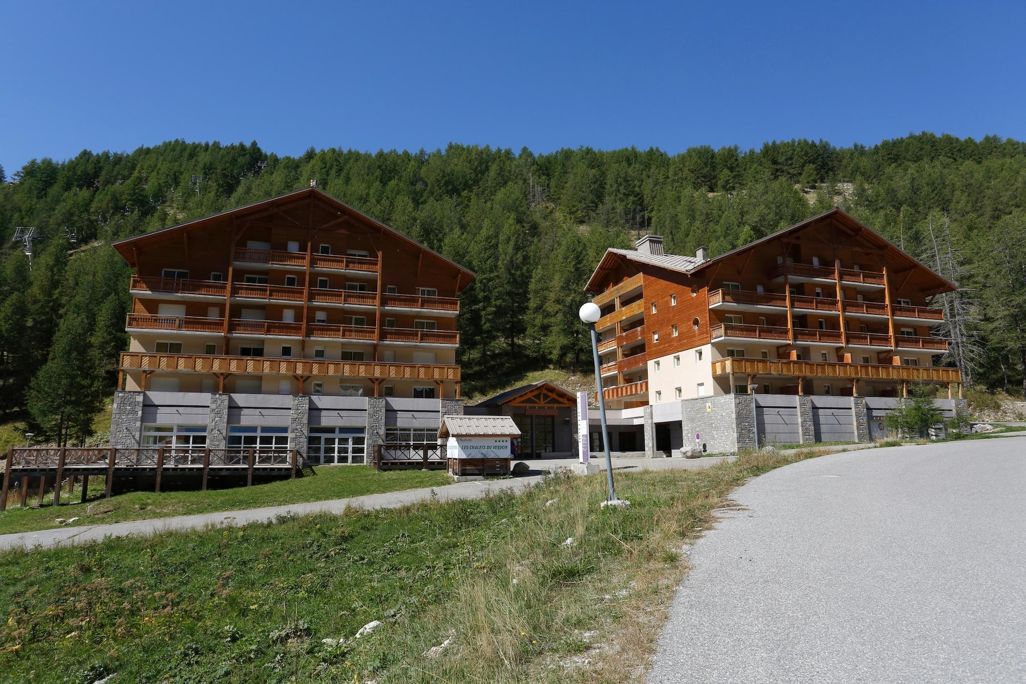 Les Chalets du Verdon - Appartement 3 pièces avec coin nuit 7 personnes - Außenbereich Sommer