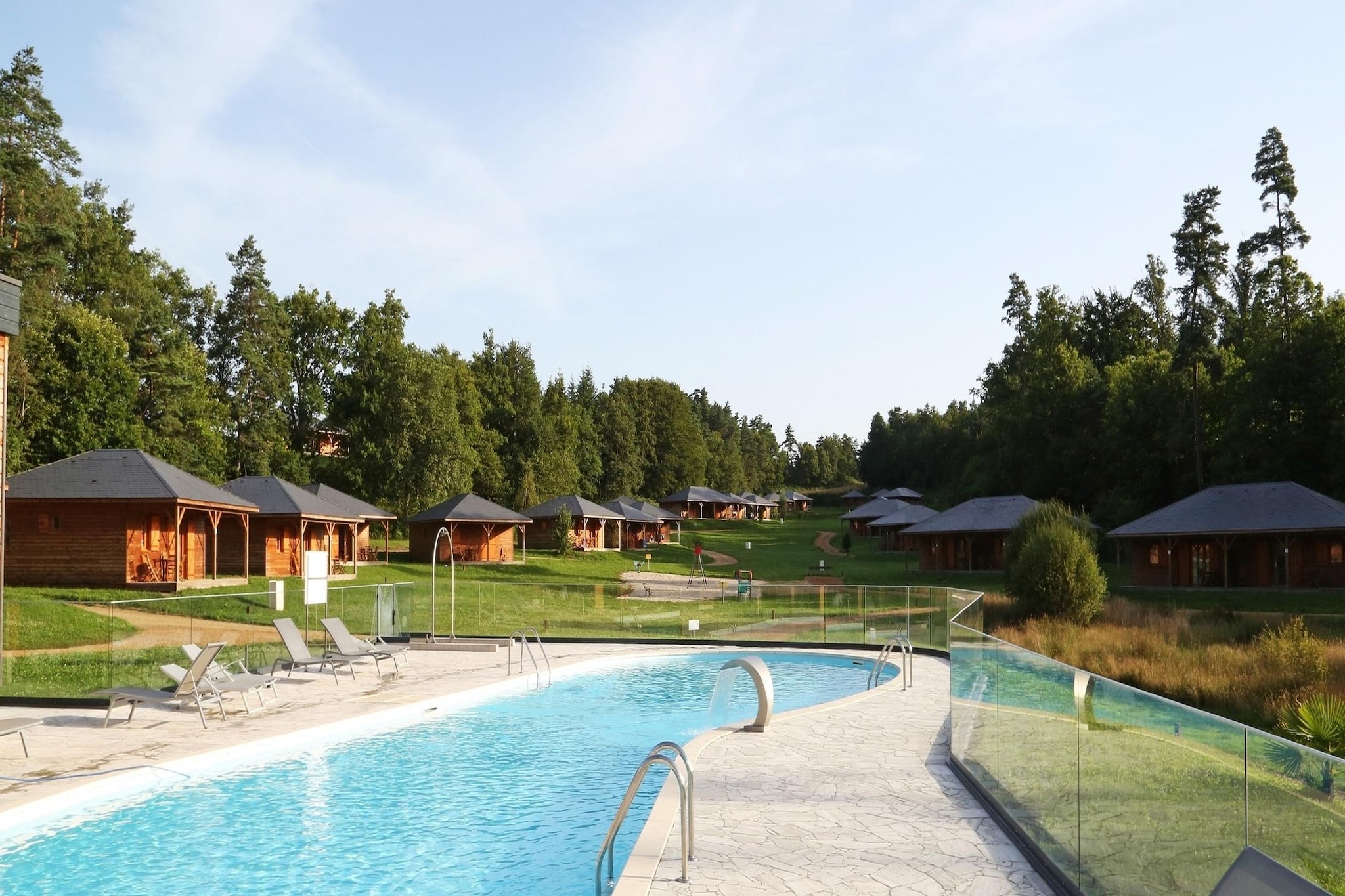 Le Domaine des MonÃ©diÃ¨res - Cabane de charme vue forÃªt 2ad  2enf -12ans - Swimming pool