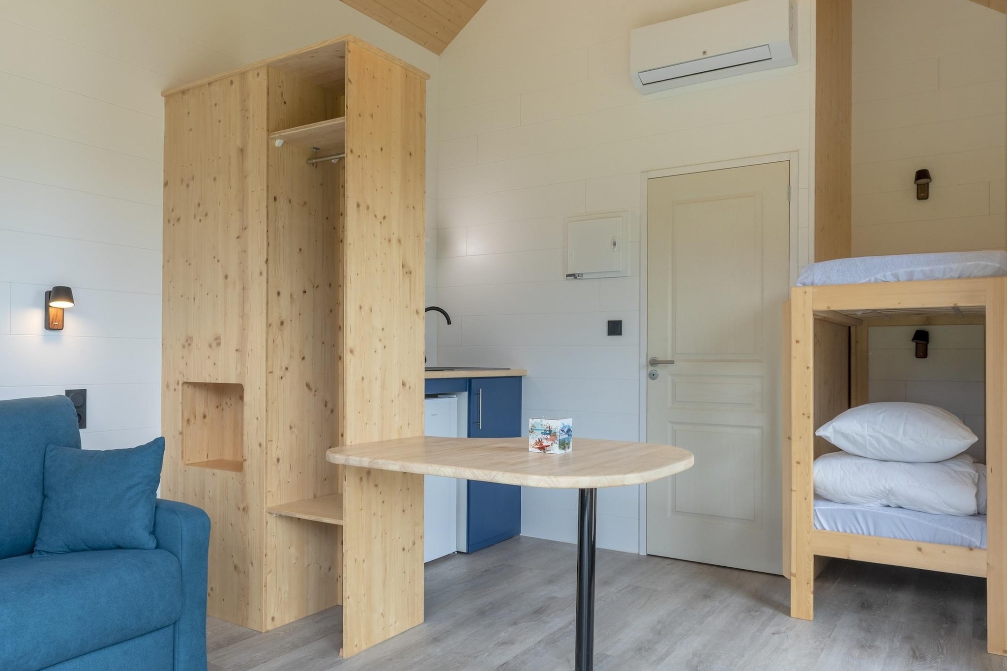 Le Domaine des MonÃ©diÃ¨res - Cabane de charme vue forÃªt 2ad  2enf -12ans - Bedroom