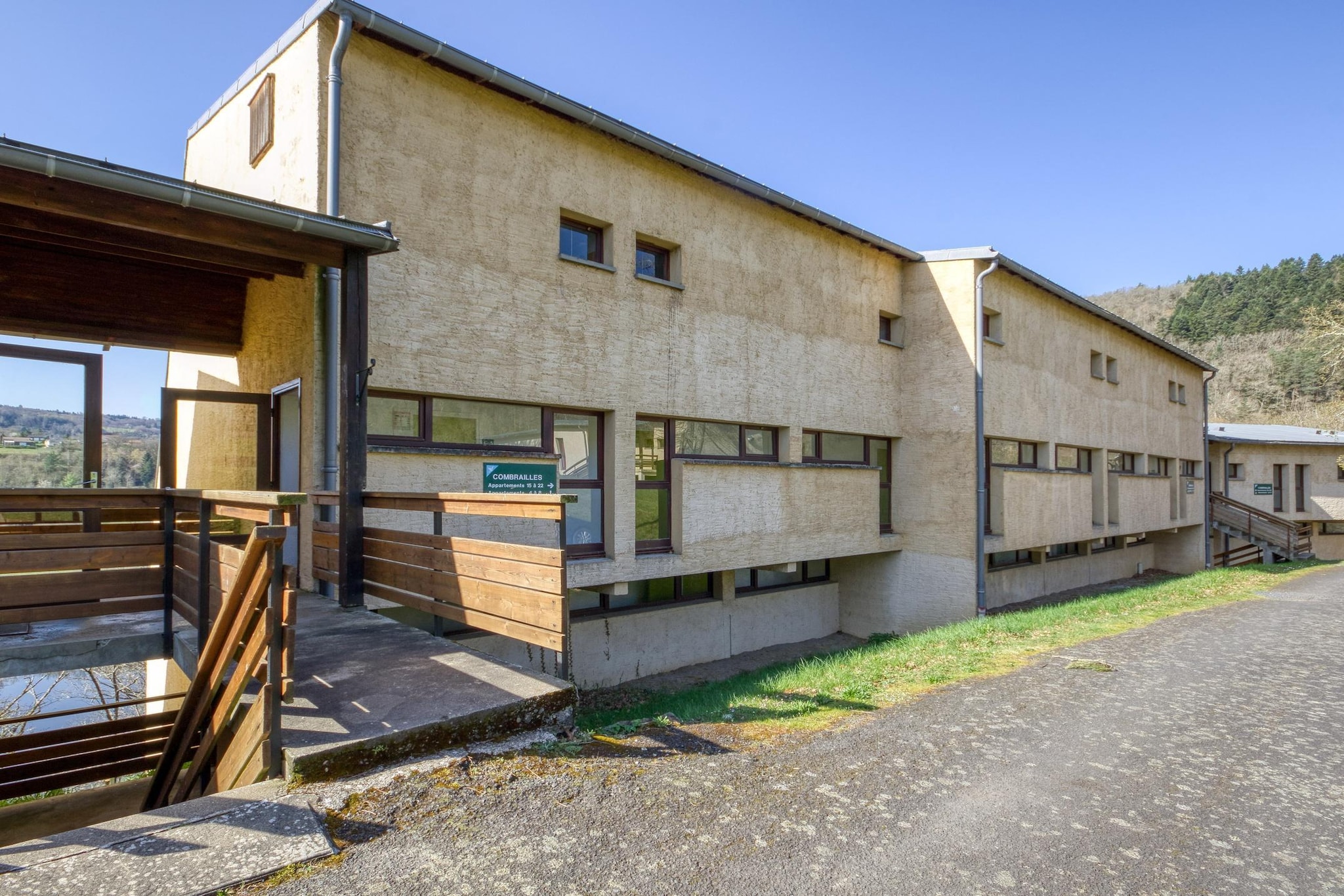 Miremont - Le Domaine de Confolant Chambre Triple - Buitenkant zomer
