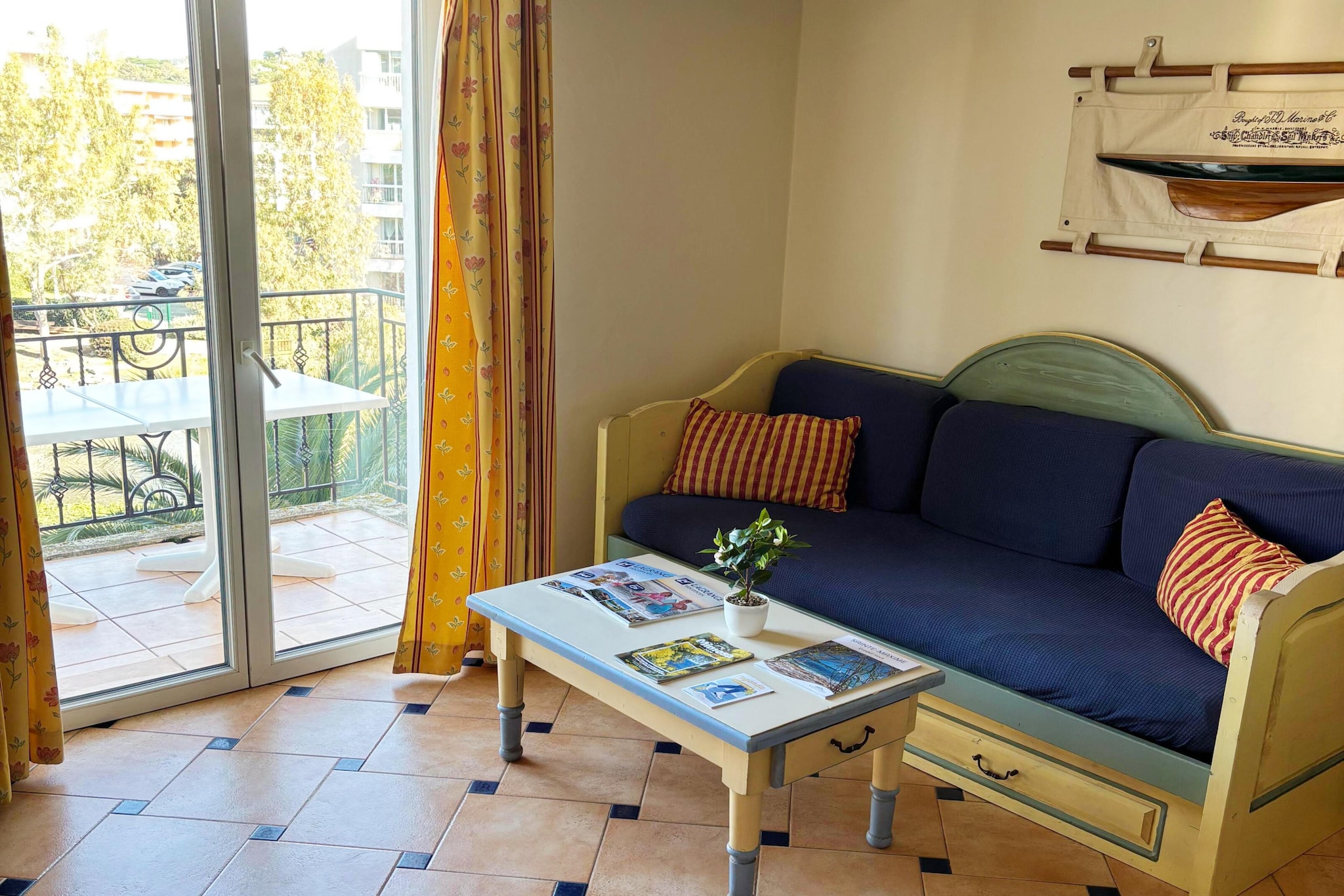 Résidence Lagrange Prestige Port Marine 2 bedroom alcove apt sleeps 8 OTA - Woonkamer