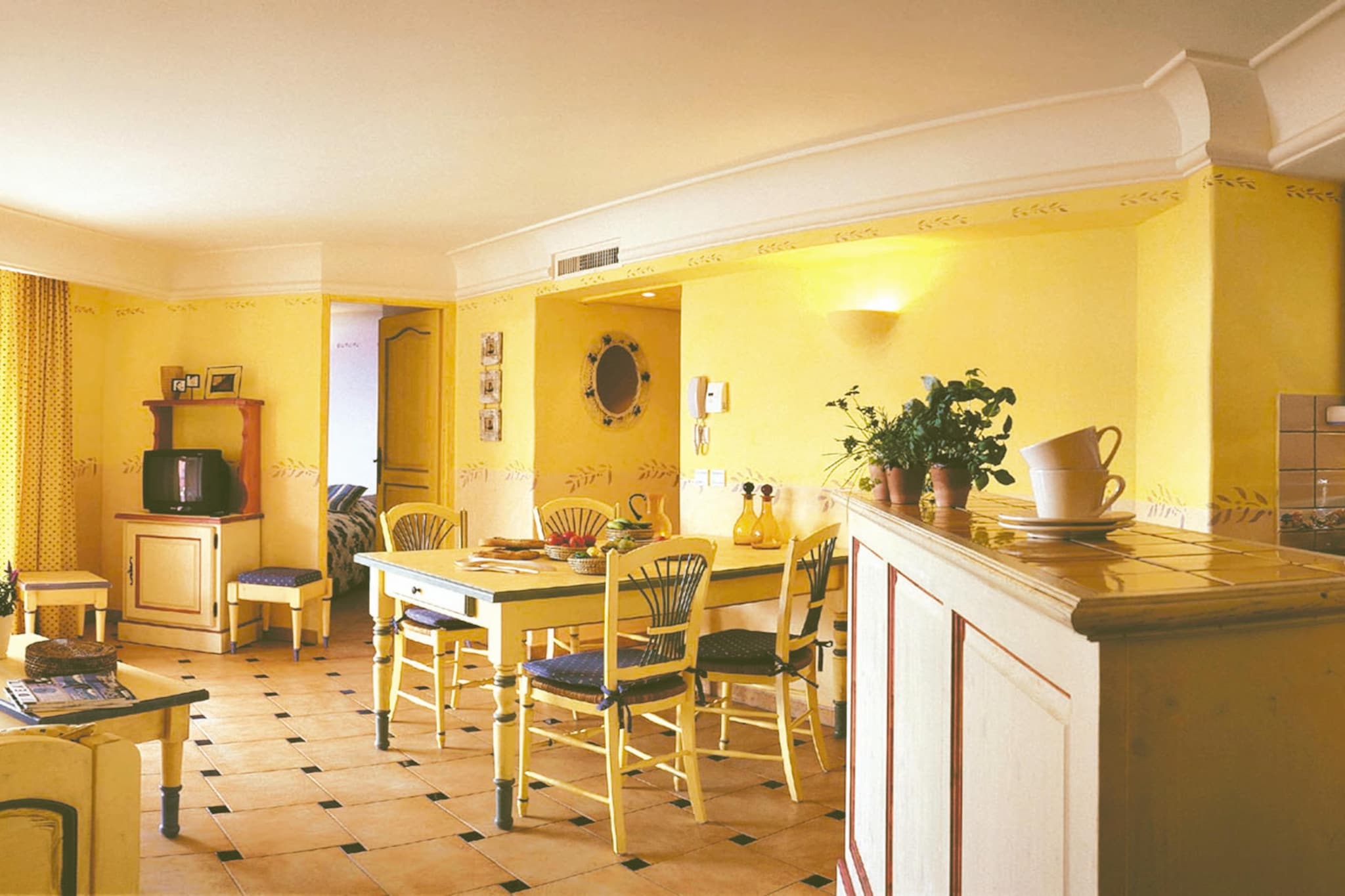 Résidence Lagrange Prestige Port Marine 2 bedroom alcove apt sleeps 8 OTA - Eetkamer