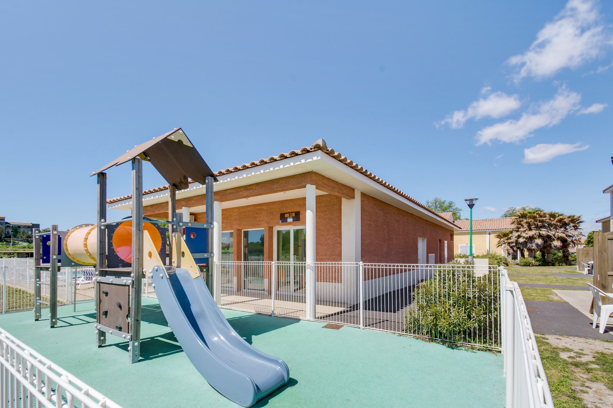 Le Domaine d'EnsÃ©rune	Maison avec salon et coin nuit 4 personnes - Tuinen zomer