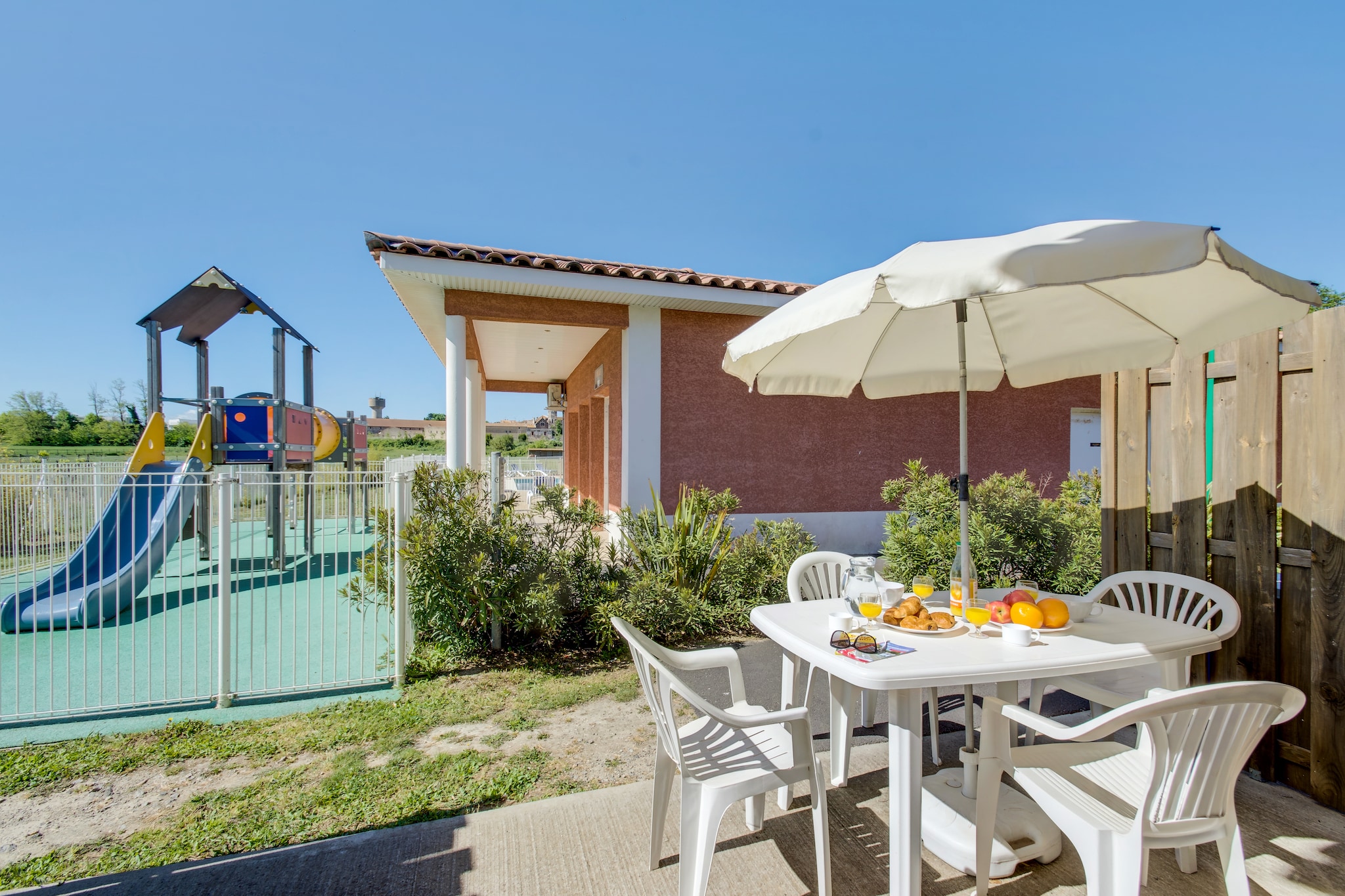 Le Domaine d'EnsÃ©rune	Maison avec salon et coin nuit 4 personnes - Terrasbalkon