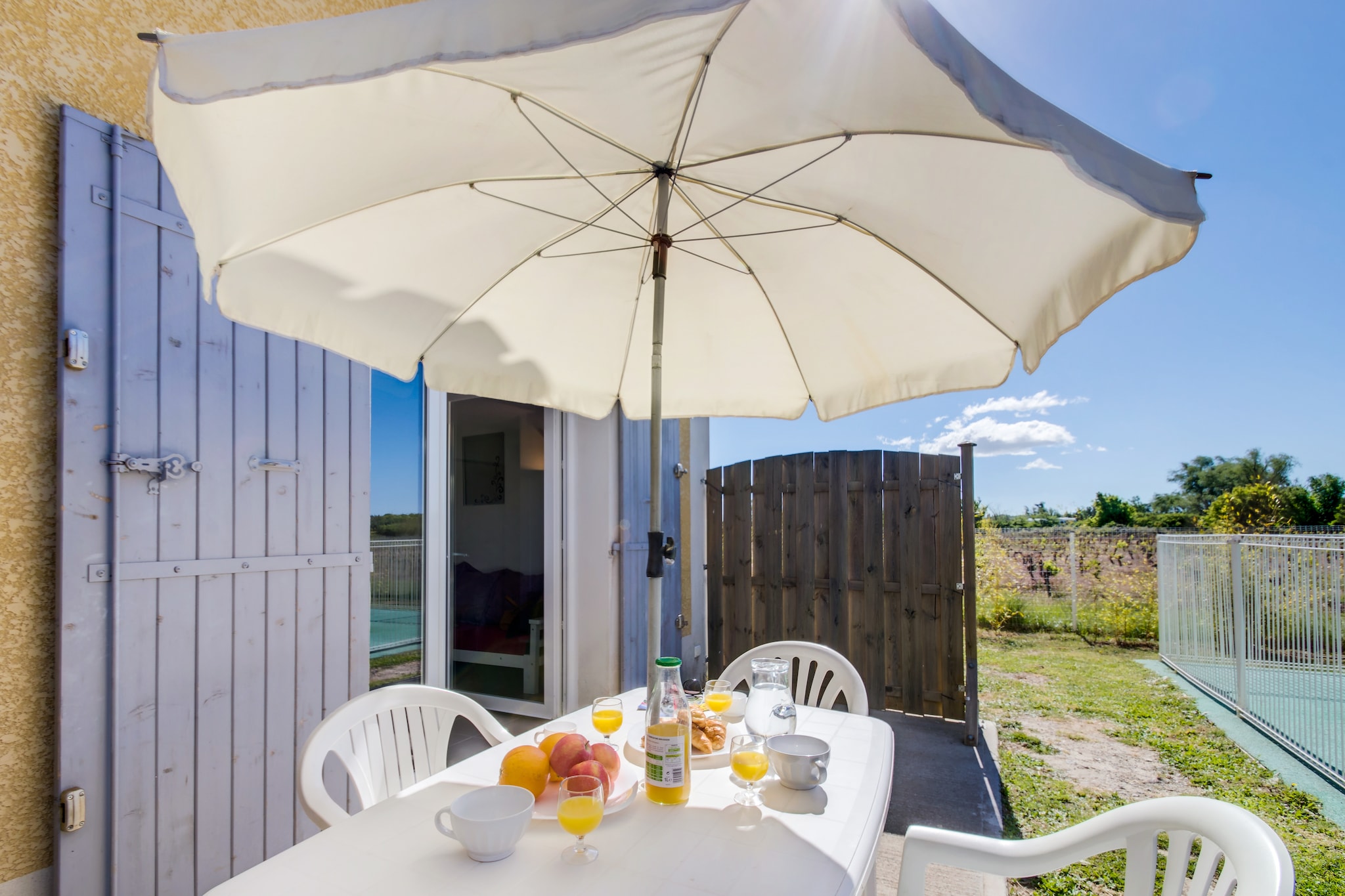 Le Domaine d'EnsÃ©rune	Maison avec salon et coin nuit 4 personnes - Terrasbalkon
