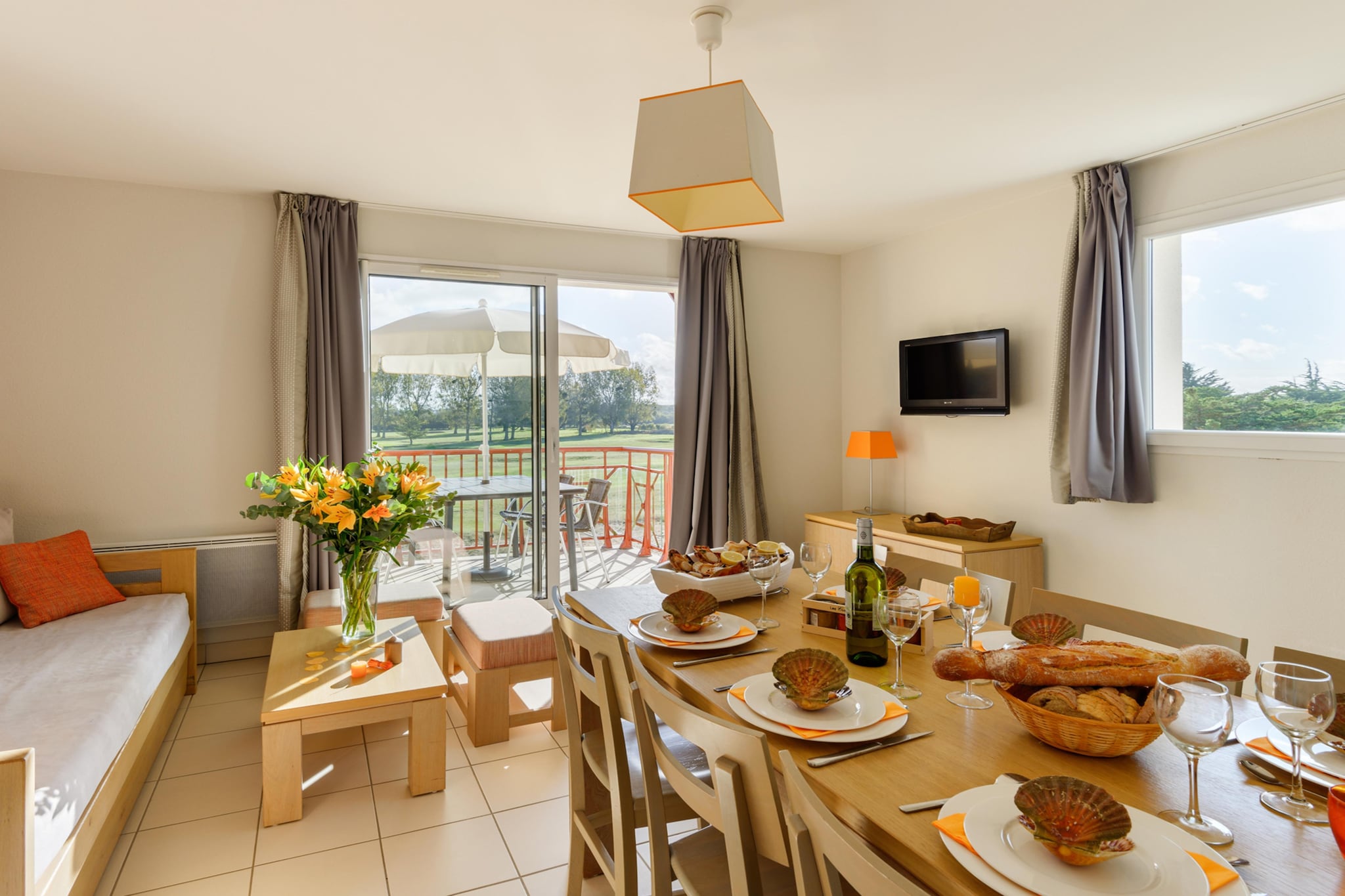 Cap Green 1 bedroom alcove apartment sleeps 5 OTA - Salle à manger