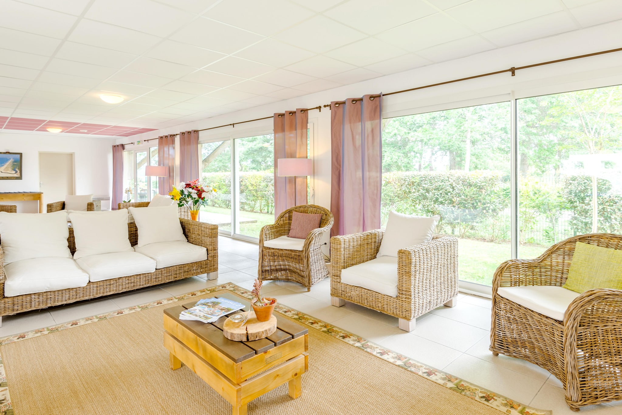 Les Terrasses du Lac One Bedroom Cabin Apartment 6 adults OTA - Living room