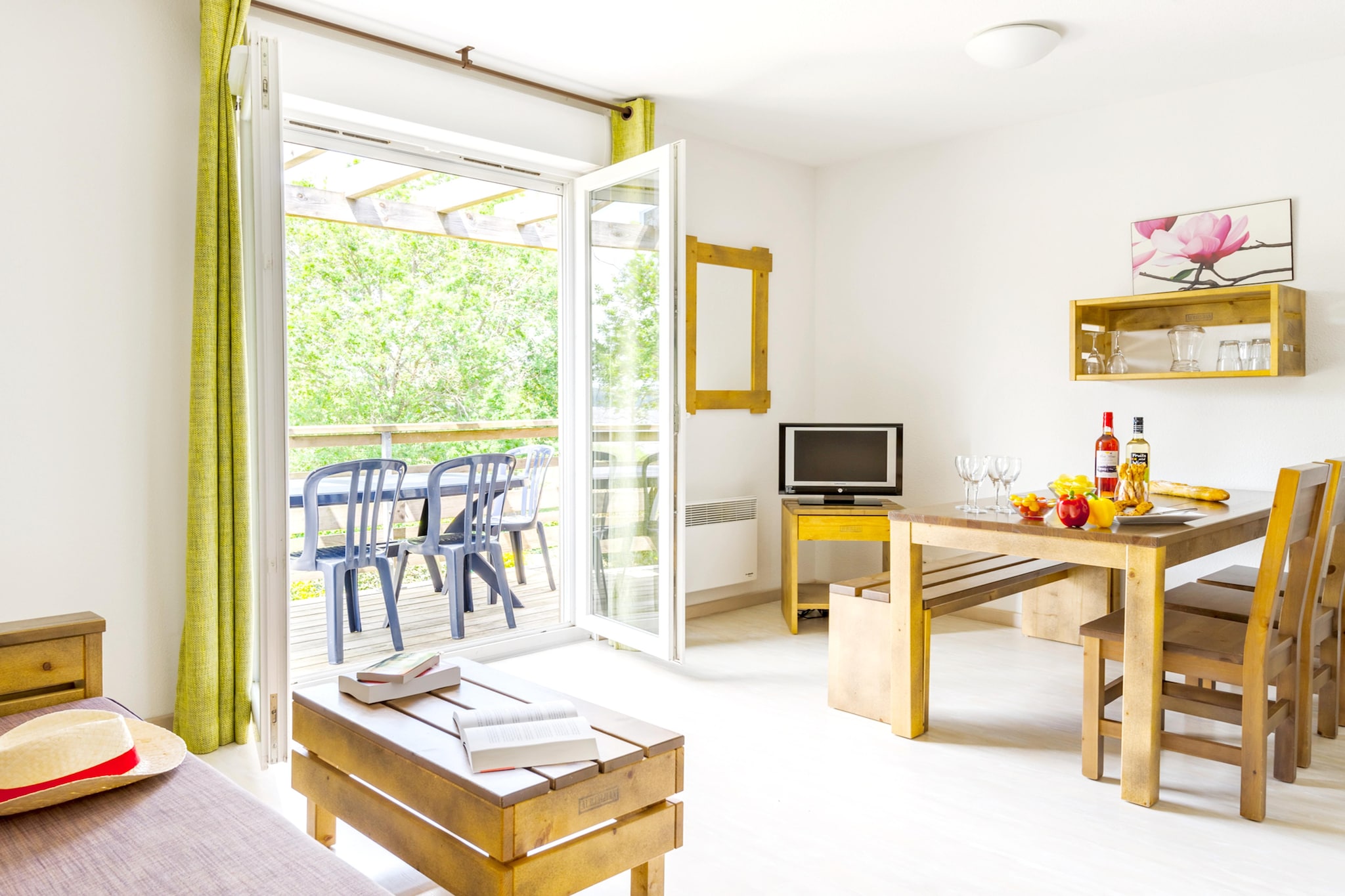 Les Terrasses du Lac One Bedroom Cabin Apartment 6 adults OTA - Dining room