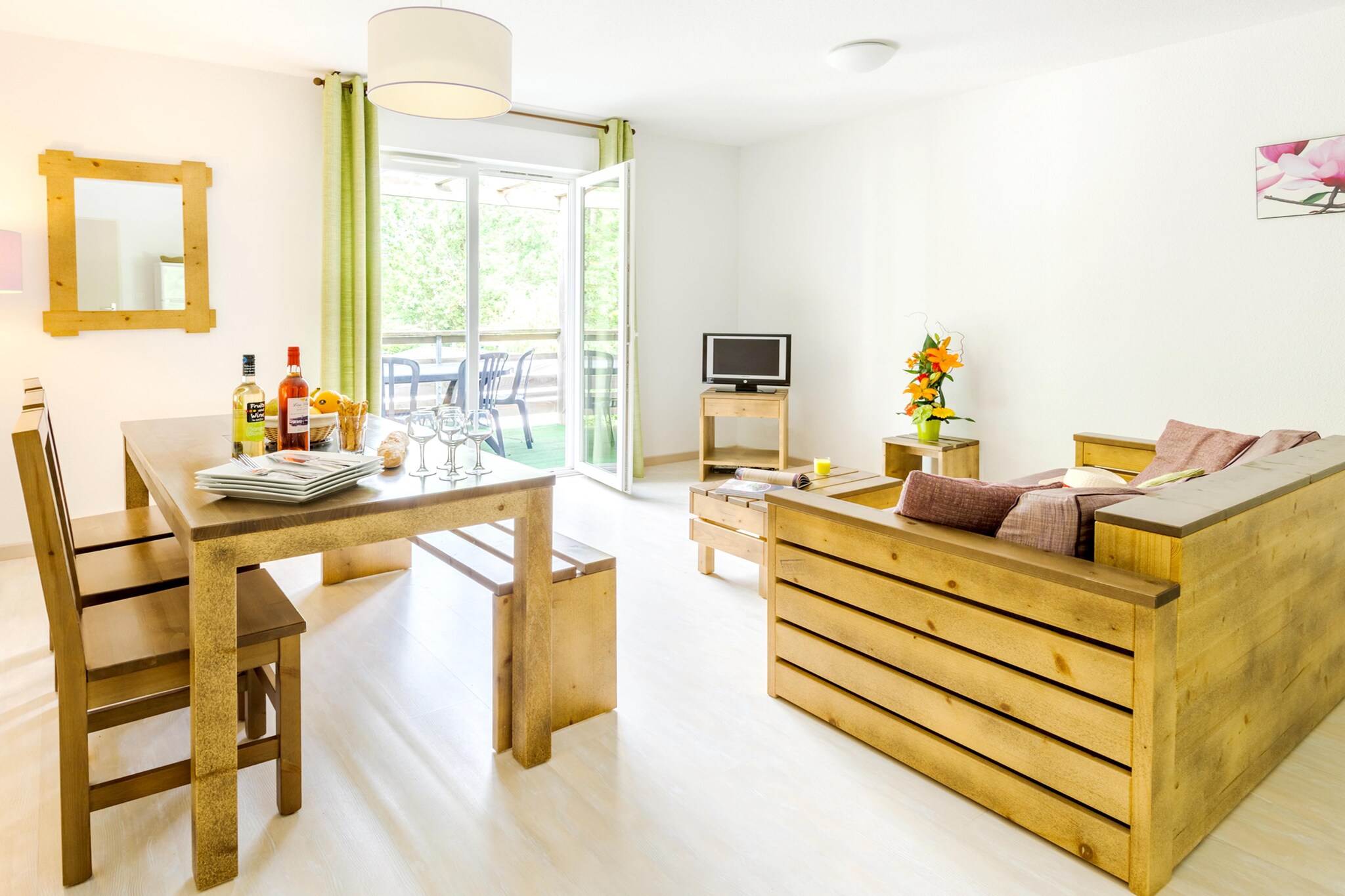 Les Terrasses du Lac One Bedroom Cabin Apartment 6 adults OTA - Dining room