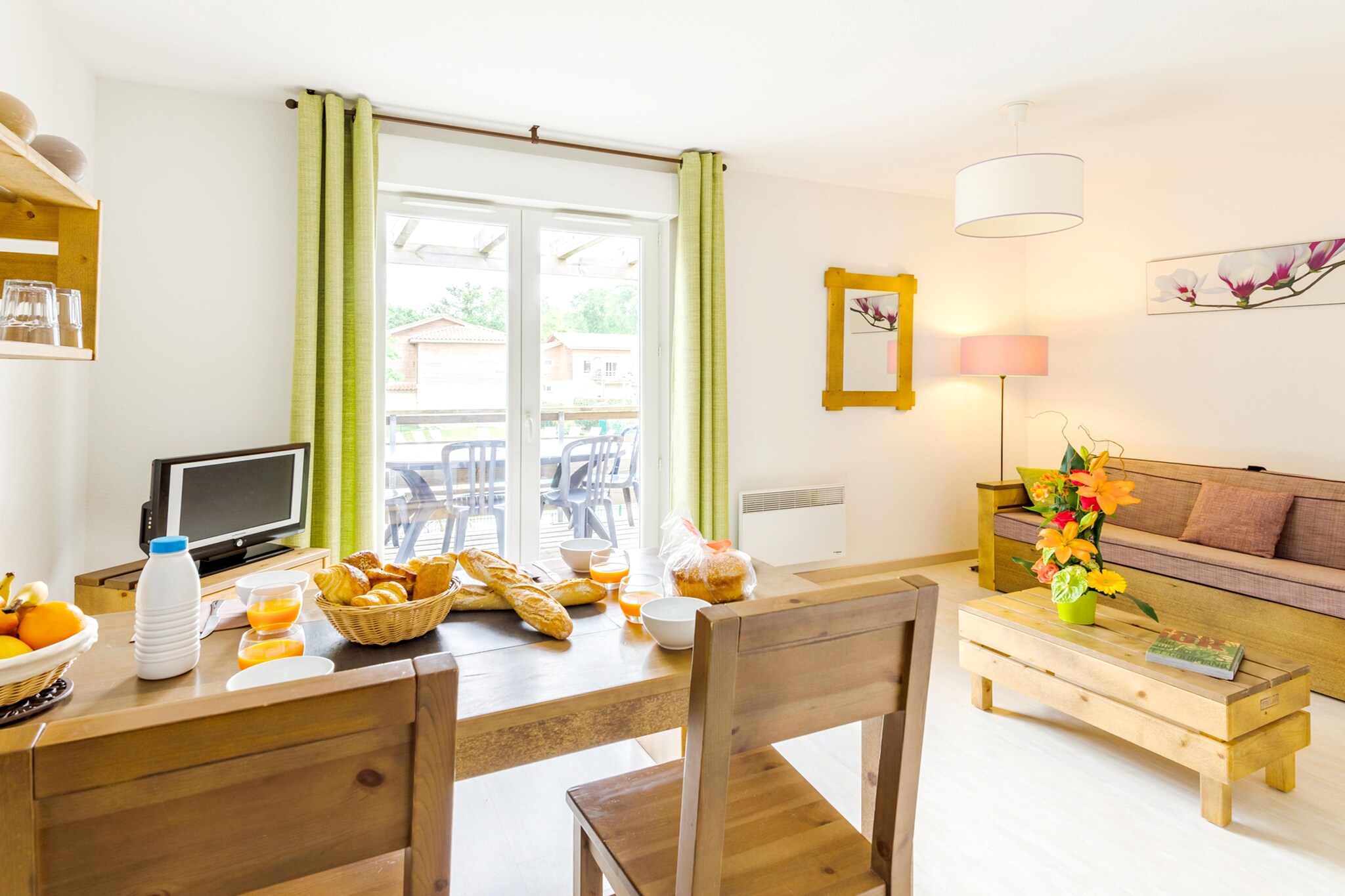 Les Terrasses du Lac One Bedroom Cabin Apartment 6 adults OTA - Dining room