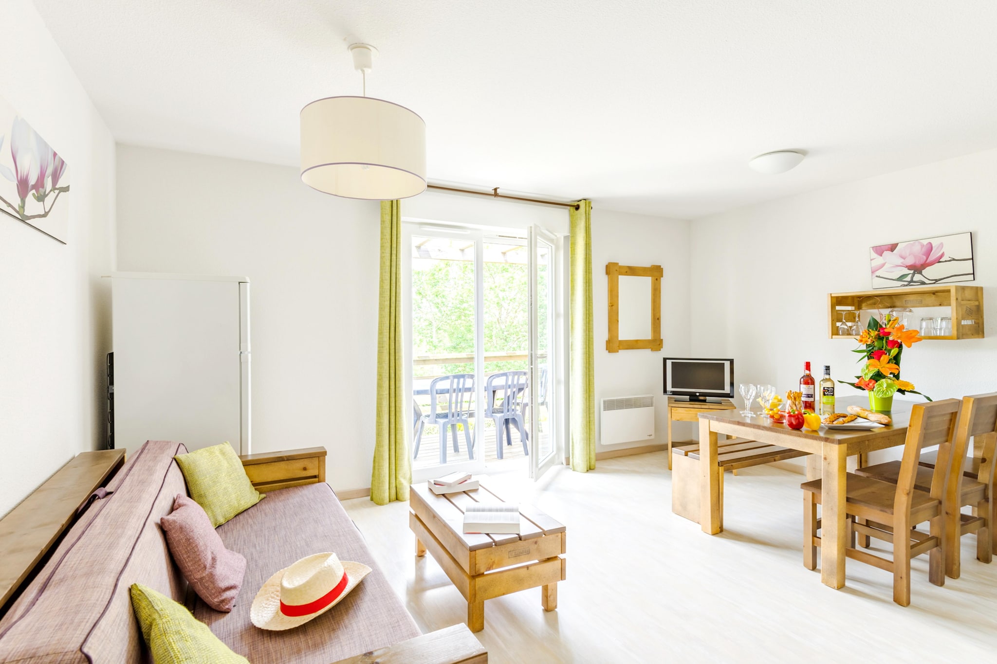 Les Terrasses du Lac One Bedroom Cabin Apartment 6 adults OTA - Living room