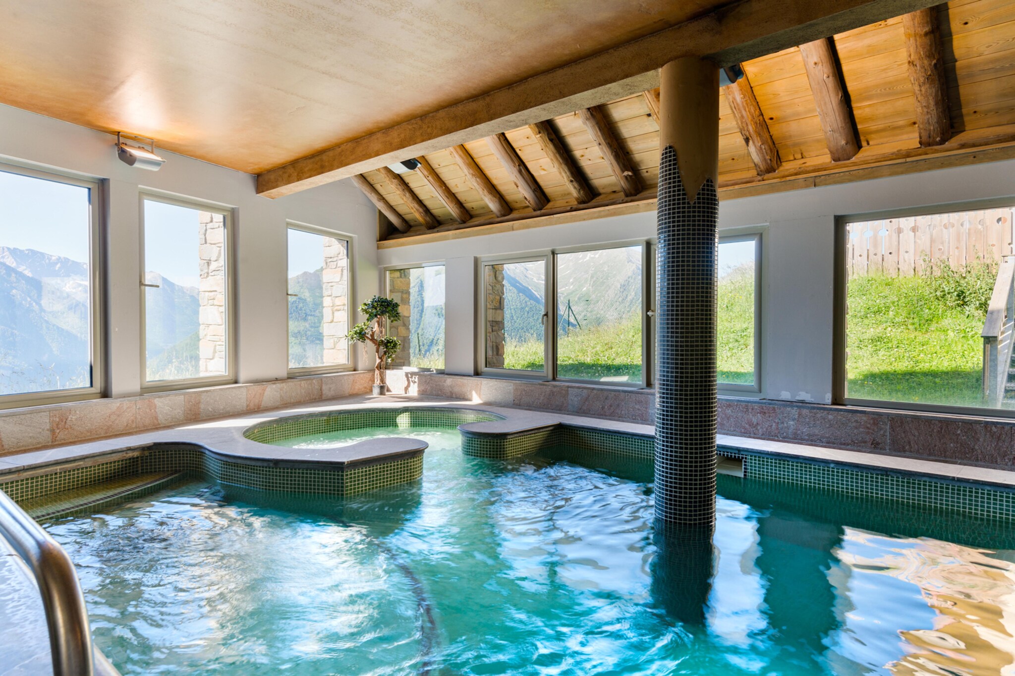 Les Chalets de l'Adet 2 bedroom alcove apt sleeps 8 OTA - Piscine