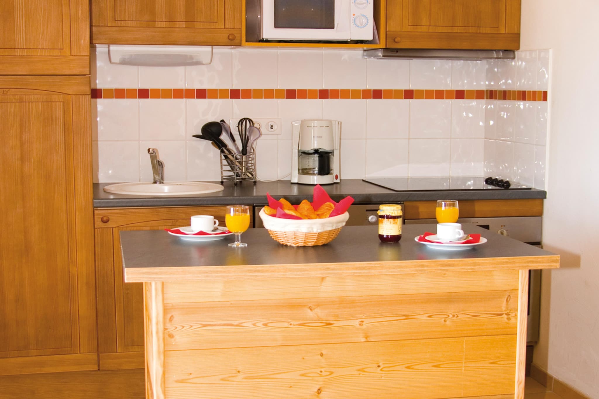 Les Chalets de l'Adet 2 bedroom alcove apt sleeps 8 OTA - Cuisine