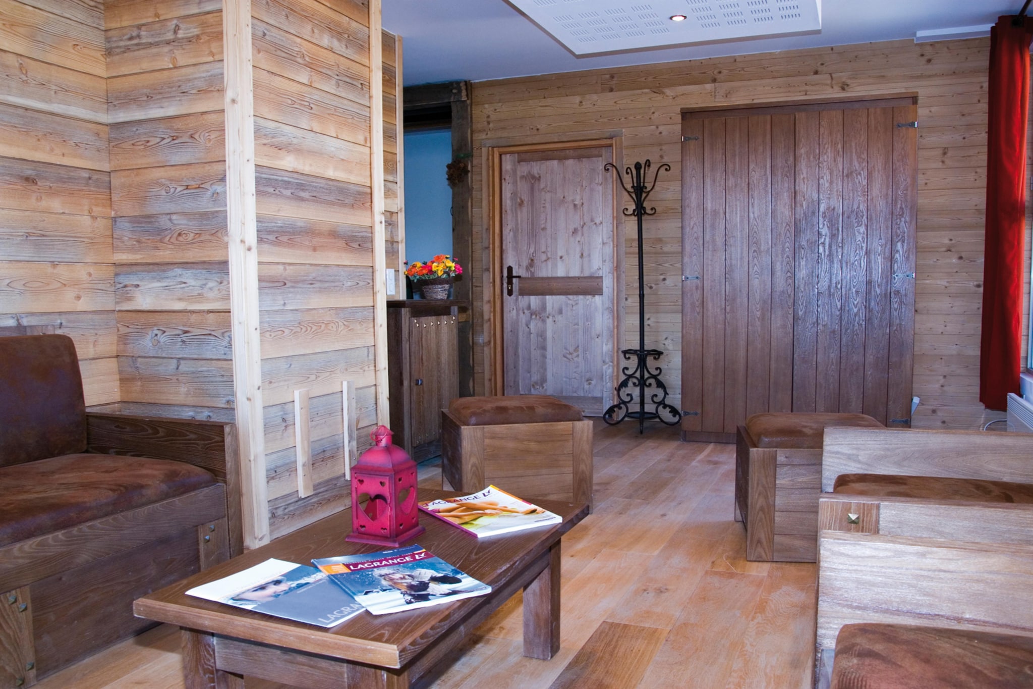 Les Chalets de l'Adet 2 bedroom alcove apt sleeps 8 OTA - Salon