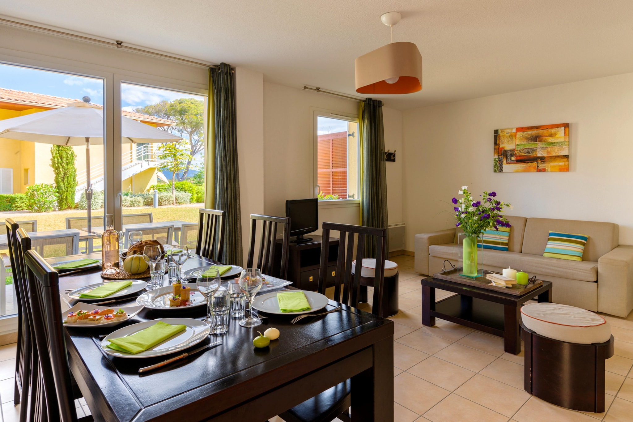 Les Terrasses des Embiez 2 bedroom alcove duplex apt sleeps 8 with air-conditionning OTA - Woonkamer
