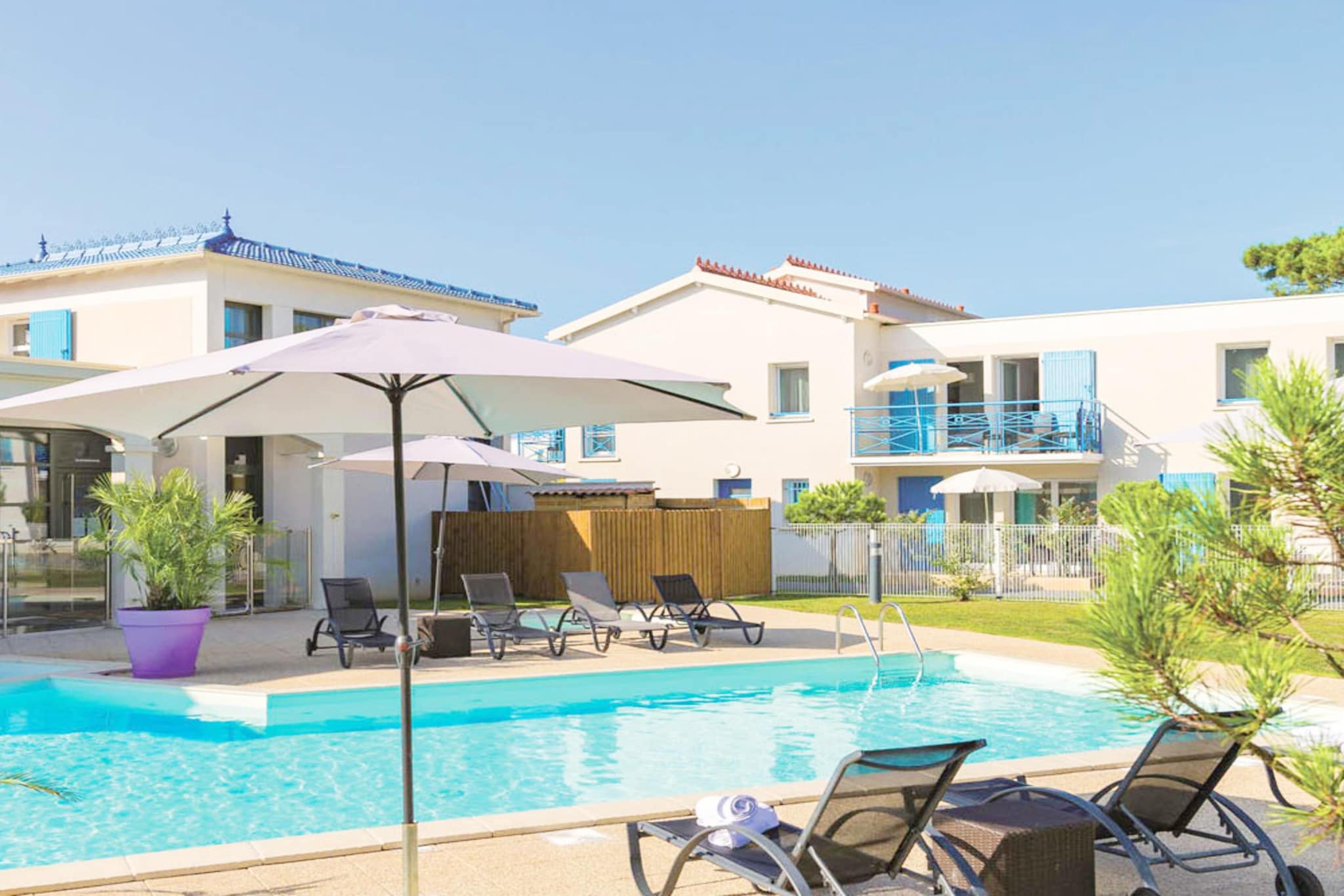 Les Carrelets 2 bedroom duplex apt sleeps 6 without balcony OTA - Zwembad