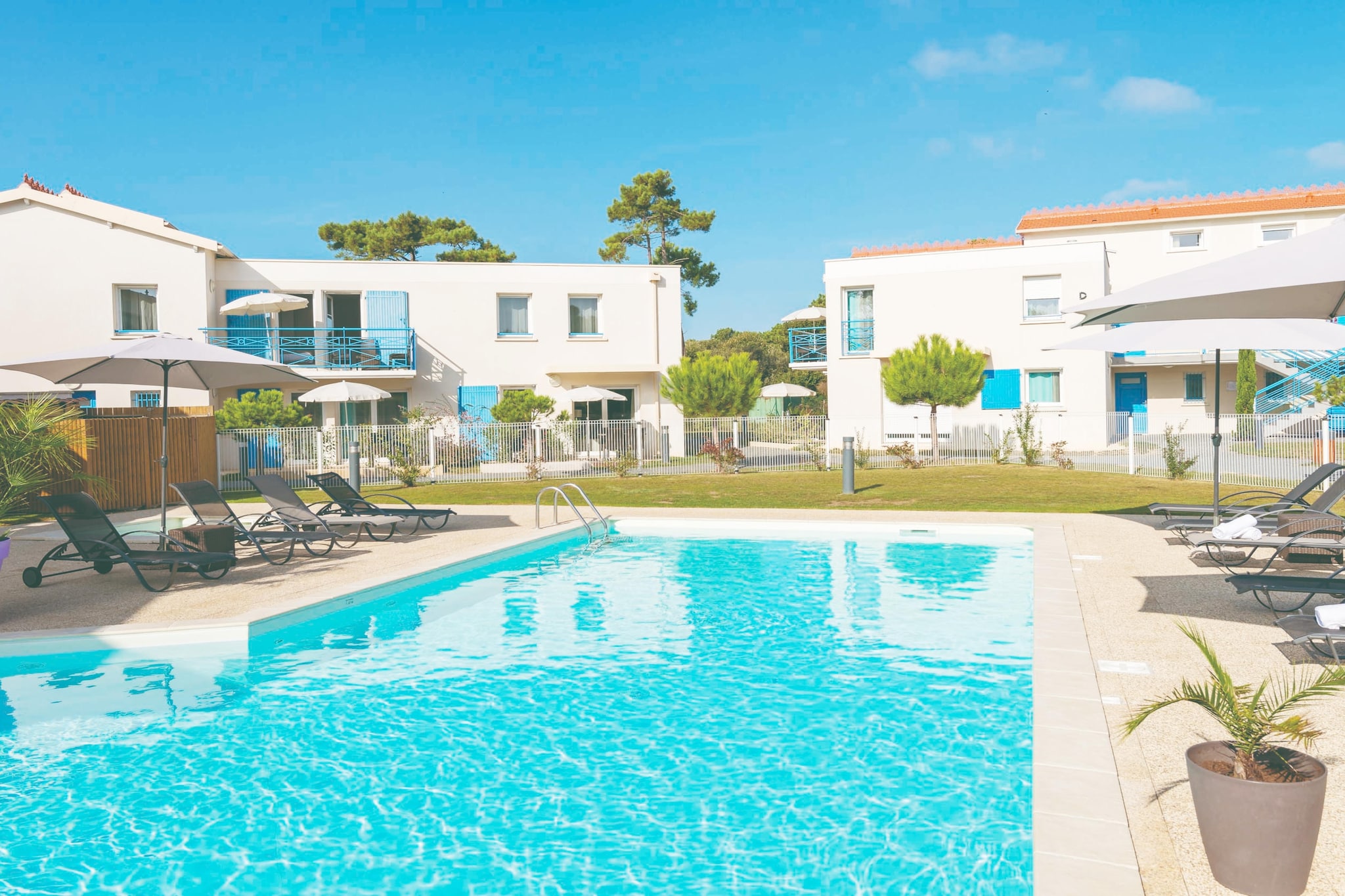 Les Carrelets 2 bedroom duplex apt sleeps 6 without balcony OTA - Zwembad