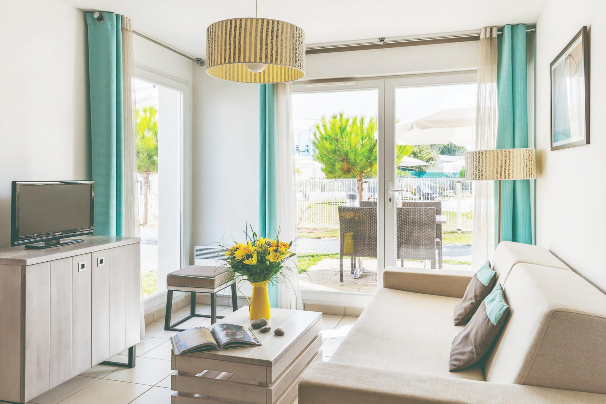 Les Carrelets 2 bedroom duplex apt sleeps 6 without balcony OTA - Woonkamer