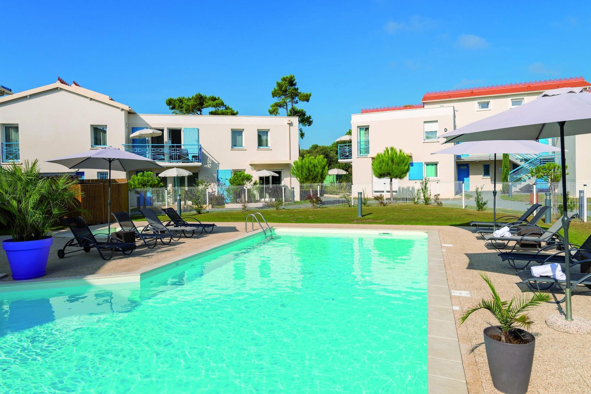 Les Carrelets 3 BEDROOM SPLIT-LEVEL APT - Zwembad