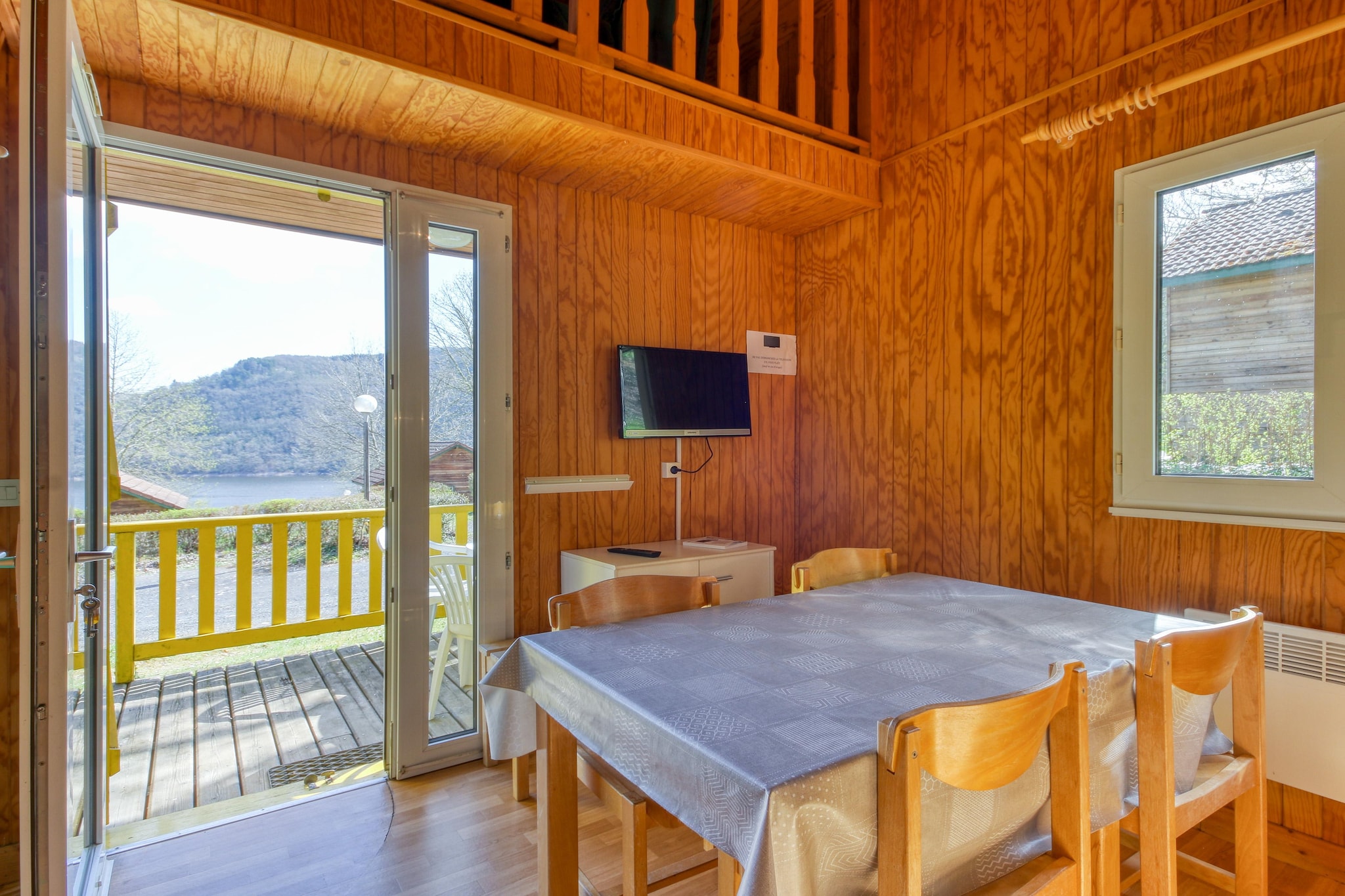 Les Chalets de la Chazotte	Chalet 3 piÃ¨ces 5personnes - Eetkamer
