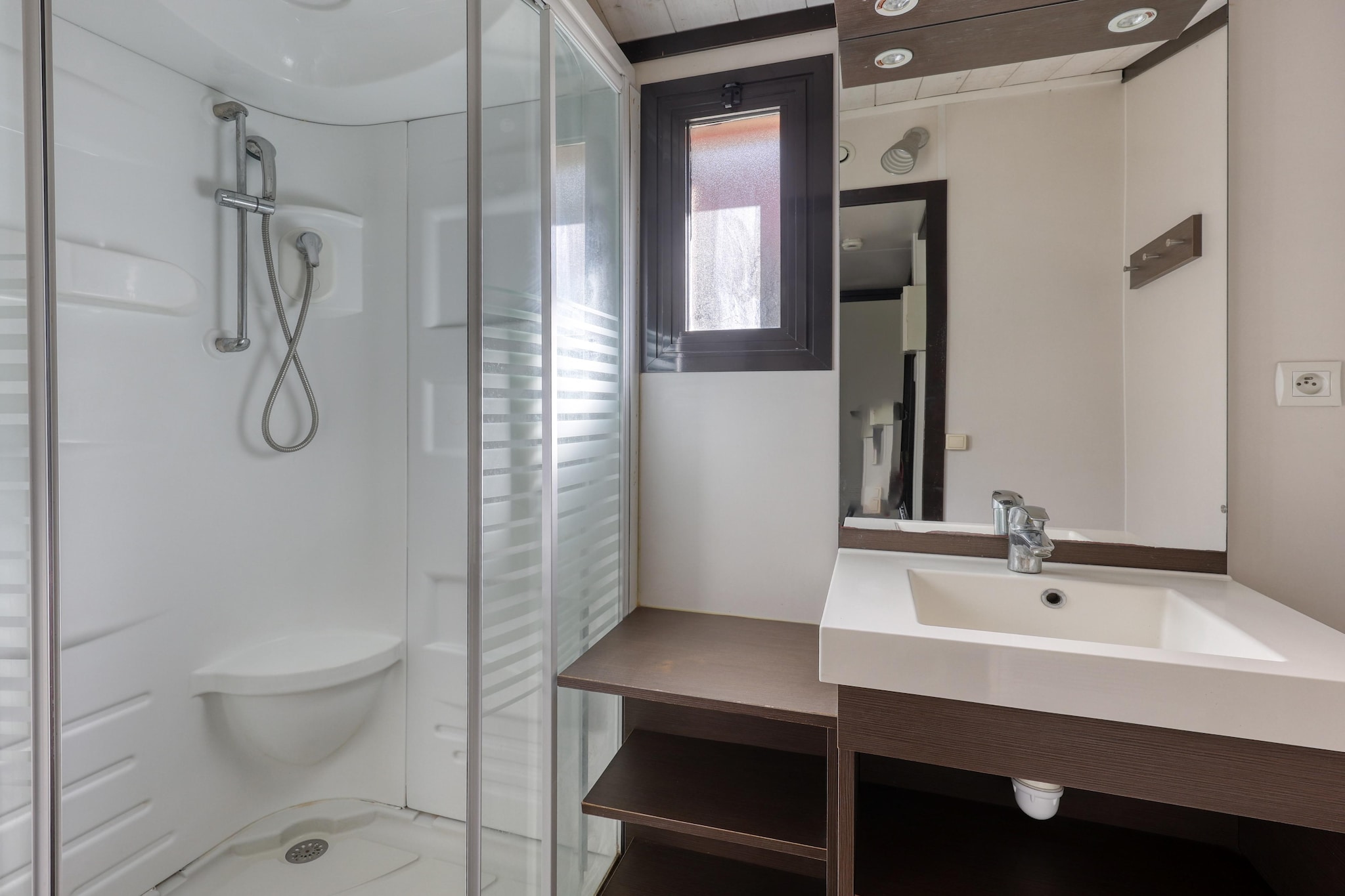 Sun Hols Les Cottages Varois - Chalet 5 personnes climatisé - Badkamer