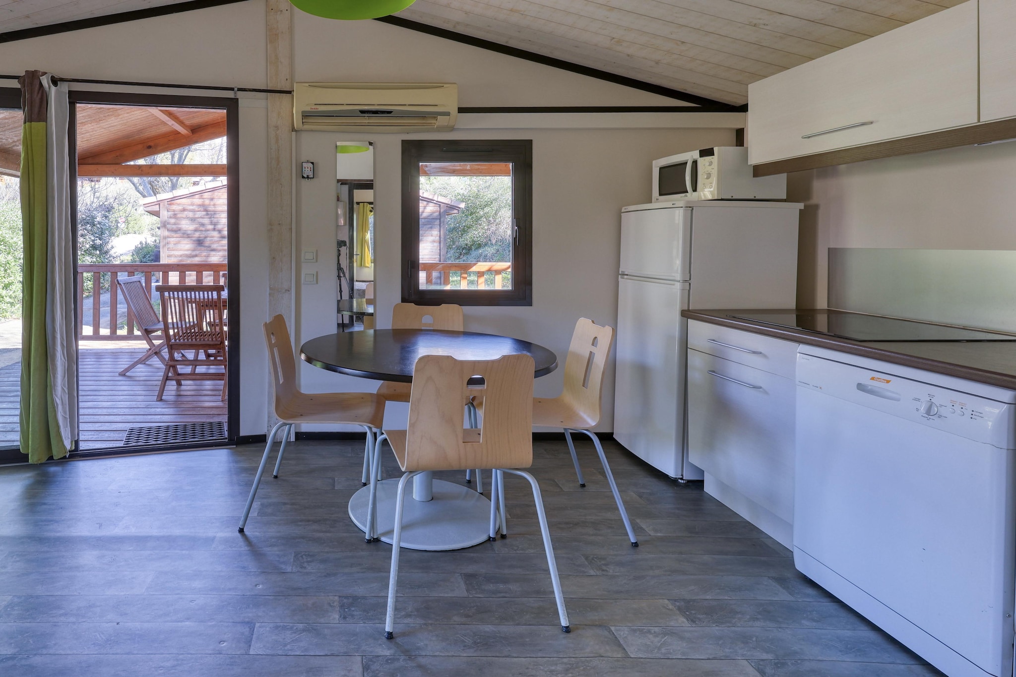 Sun Hols Les Cottages Varois - Chalet 5 personnes climatisé - Eetkamer