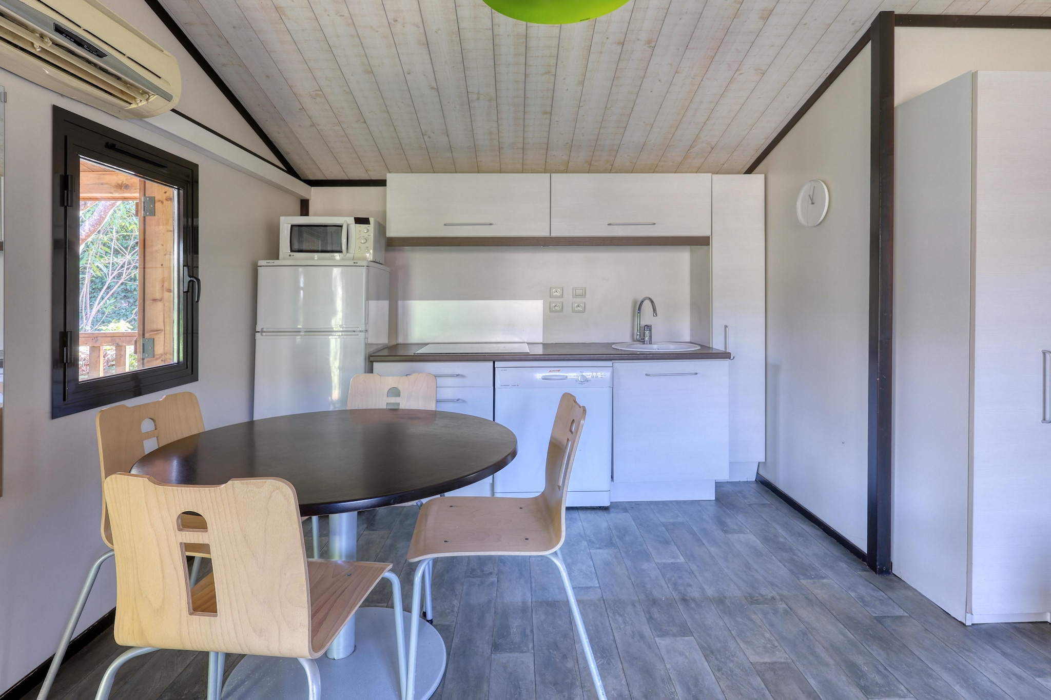 Sun Hols Les Cottages Varois - Chalet 5 personnes climatisé - Eetkamer