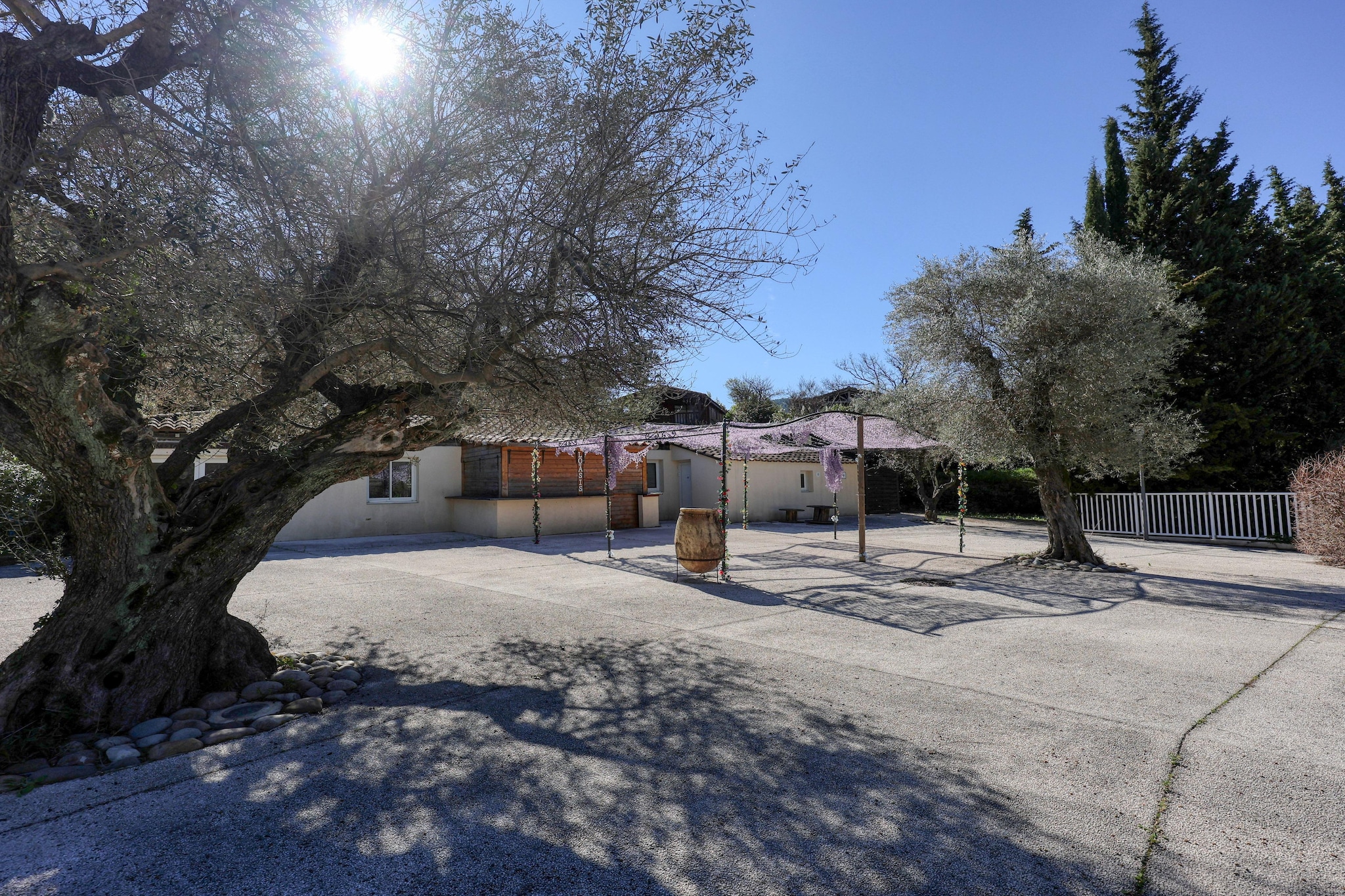 Sun Hols Les Cottages Varois - Chalet 5 personnes climatisé - Tuinen zomer
