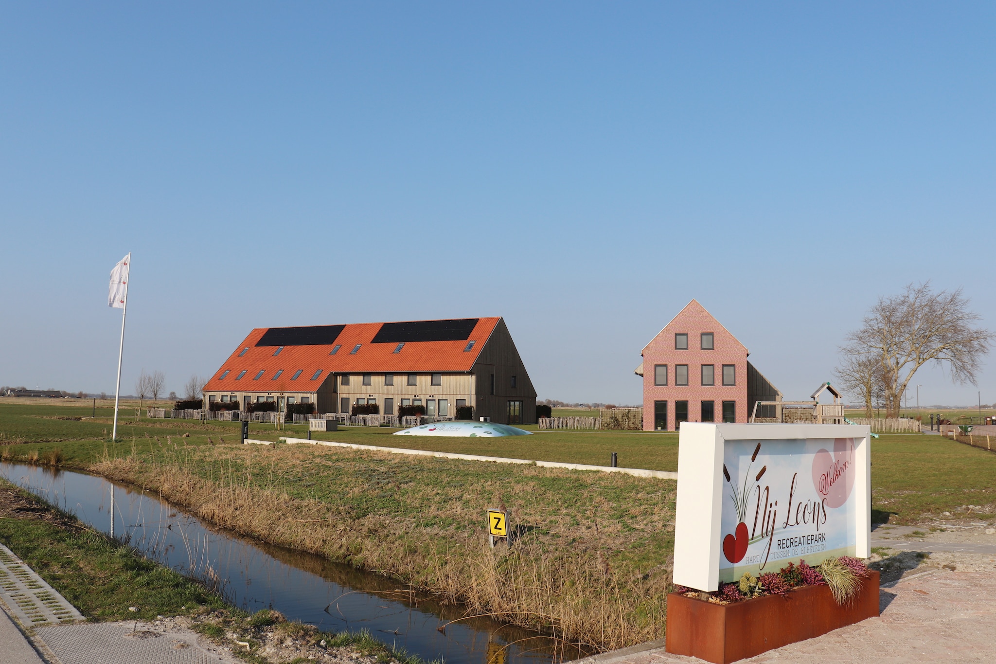 Moderne hoekvilla middenin Friesland - Gebieden zomer 1km