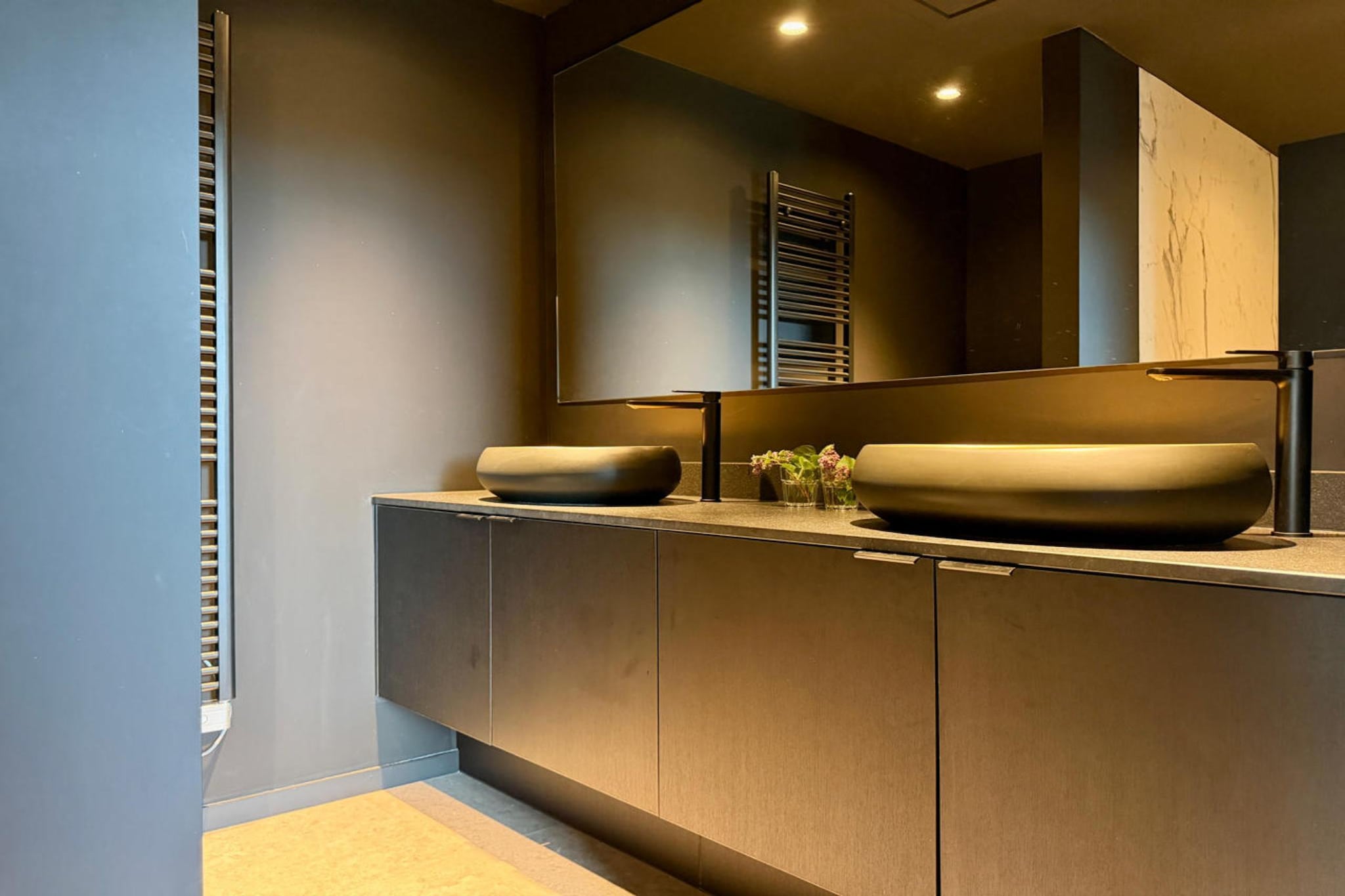 Coco Noir - Bathroom