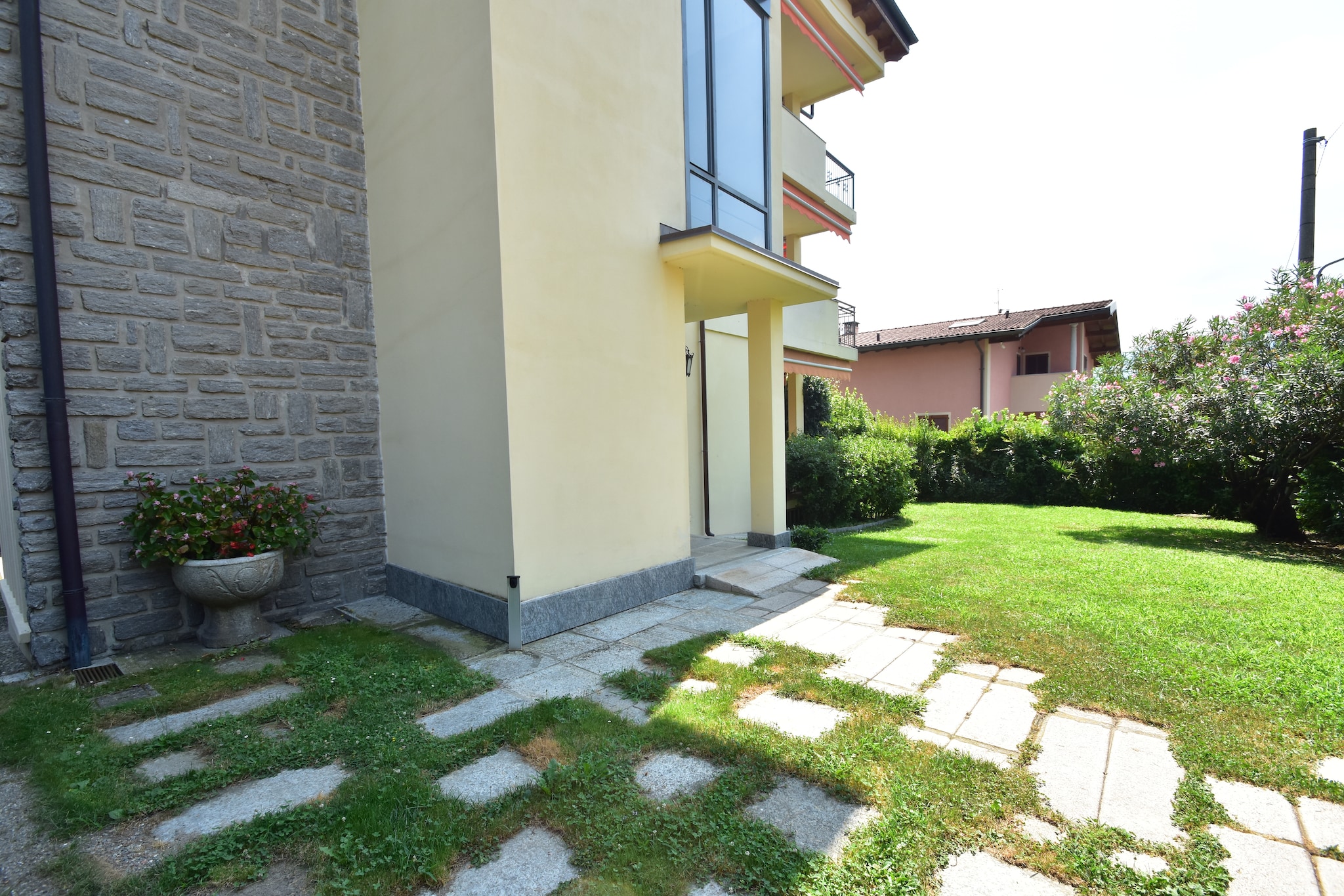 Castagnola Quattro - Garten Sommer