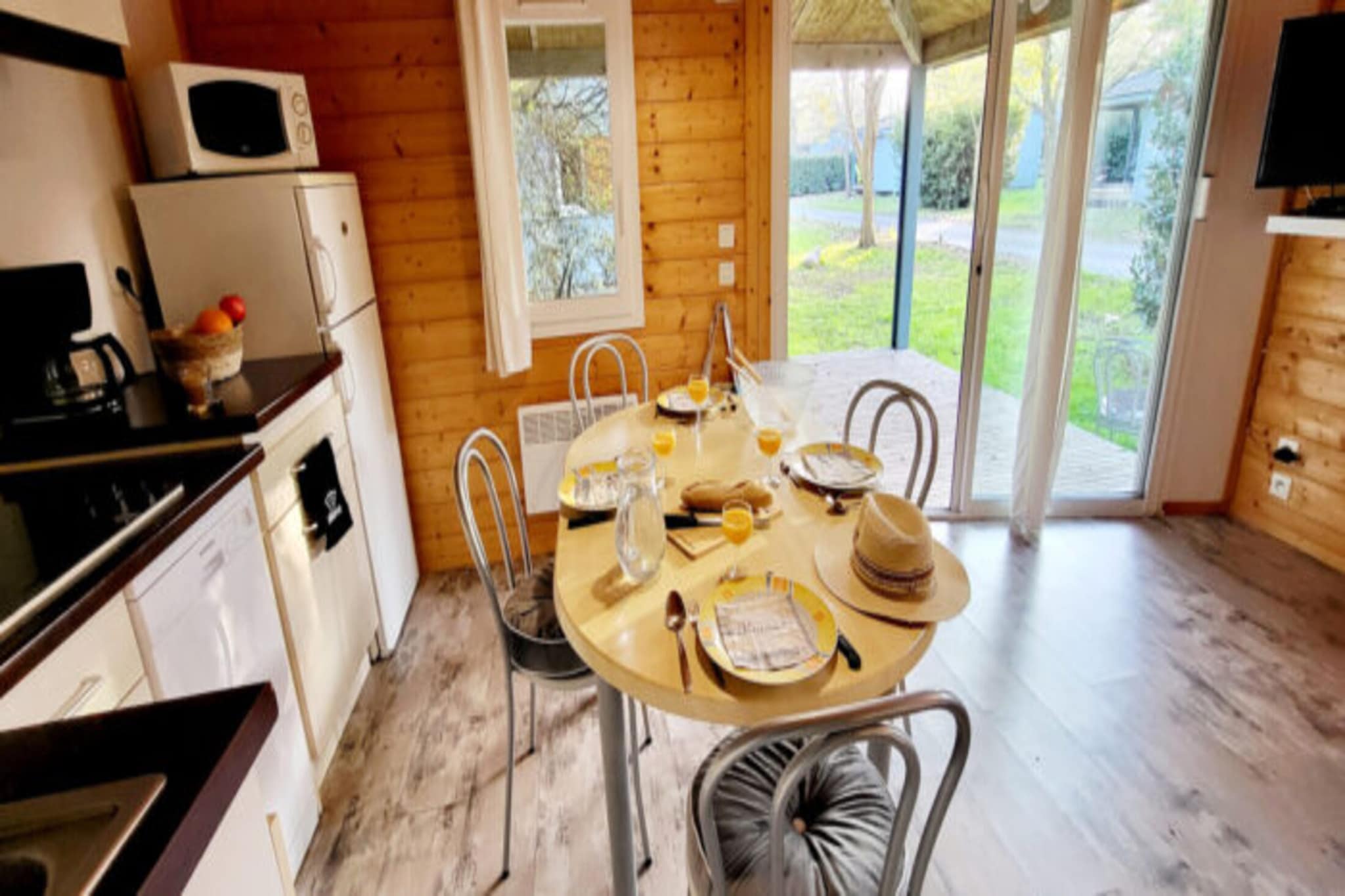 Hameaux des Marines 2-Bedroom Cottage - 4 people - Eetkamer