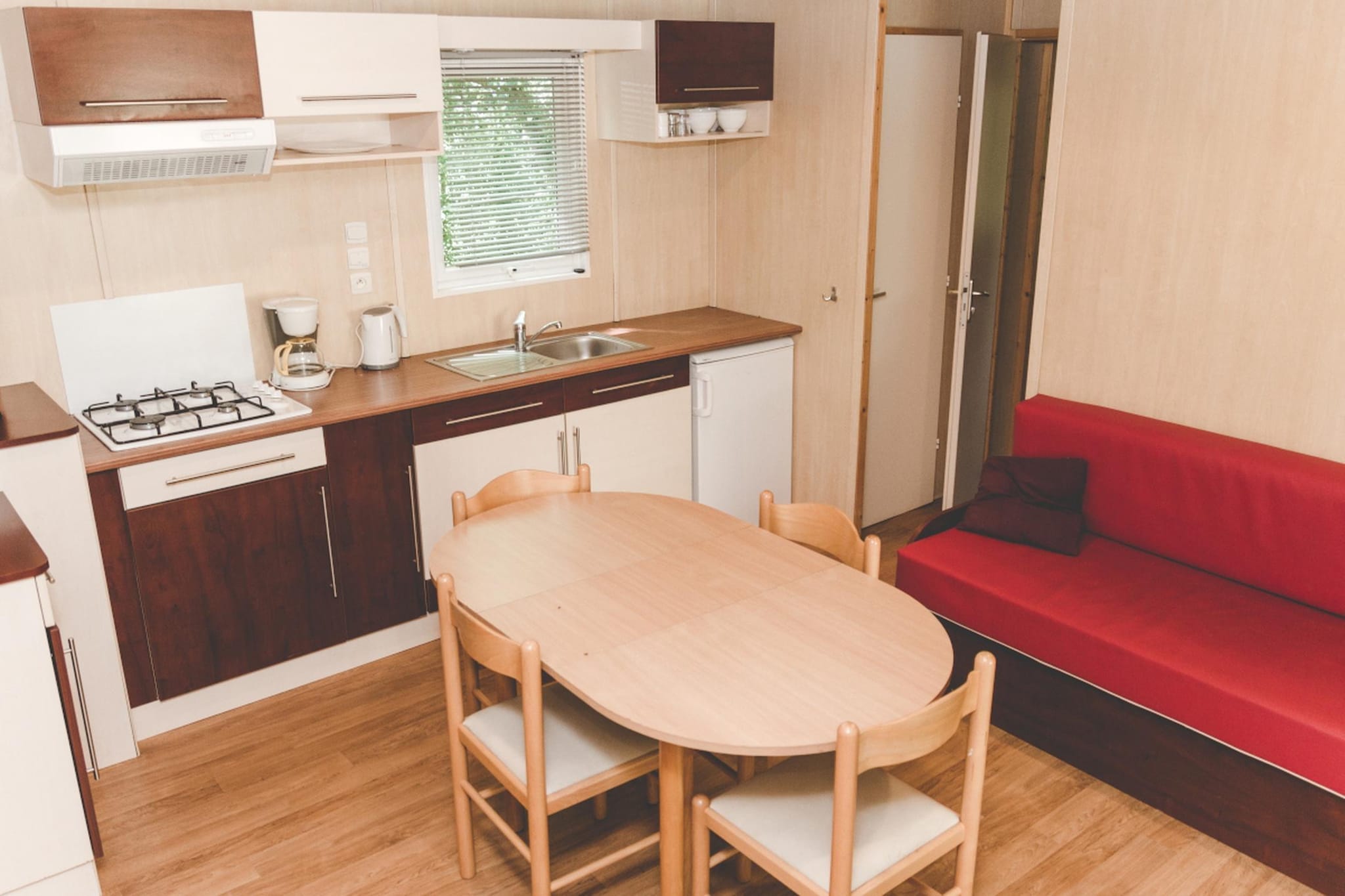 Camping Moncontour Active Park 3-Bedroom Chalet - 6/8 people - Esszimmer